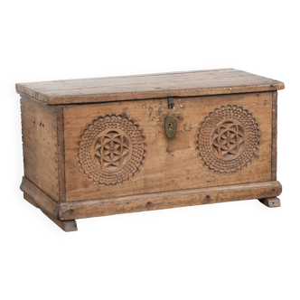 Magnifique coffre ancien espagnol en noyer, orné de superbes sculptures sur bois et d'une apparence pleine de caractère.