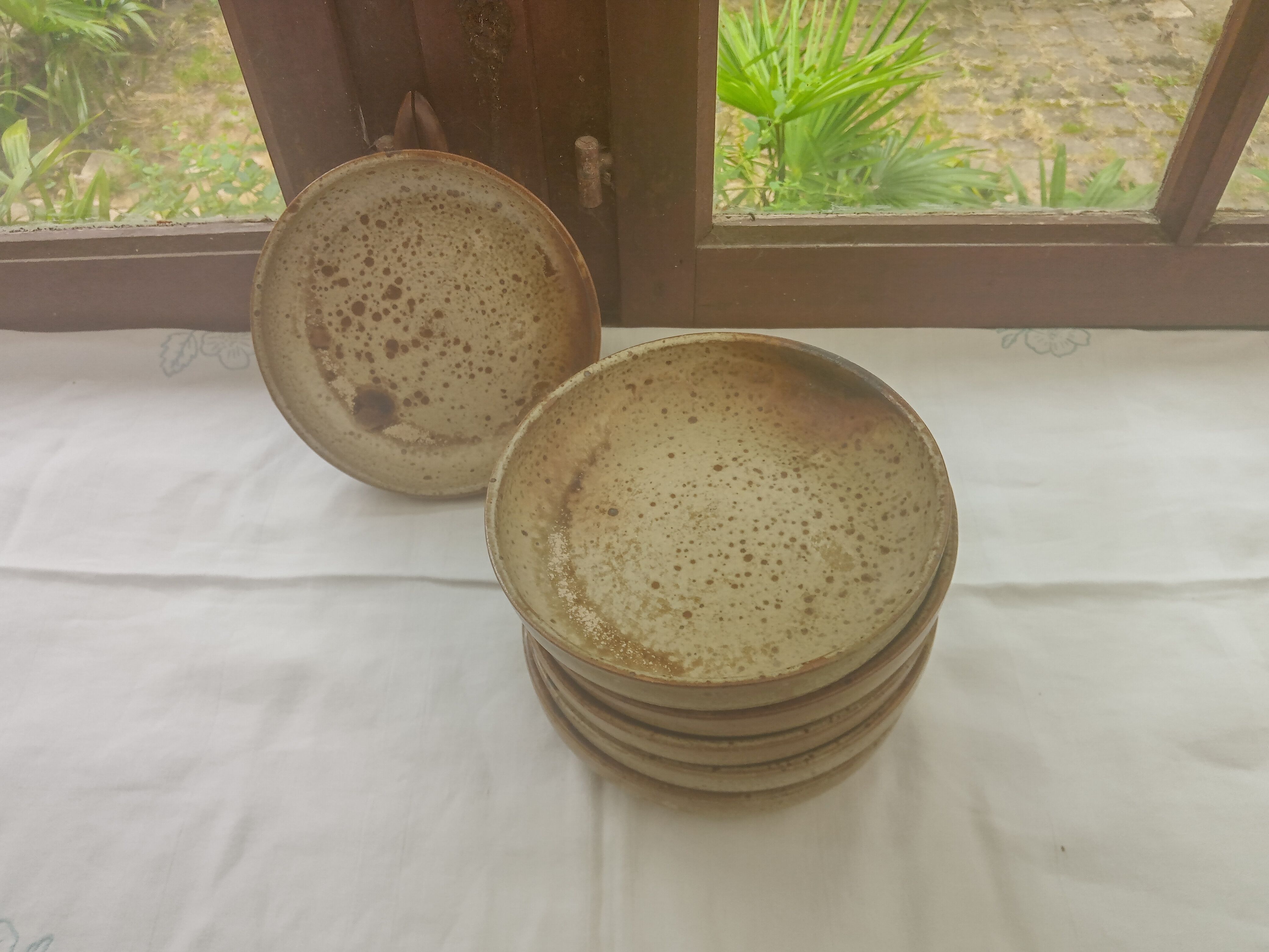 6 hollow sandstone plates