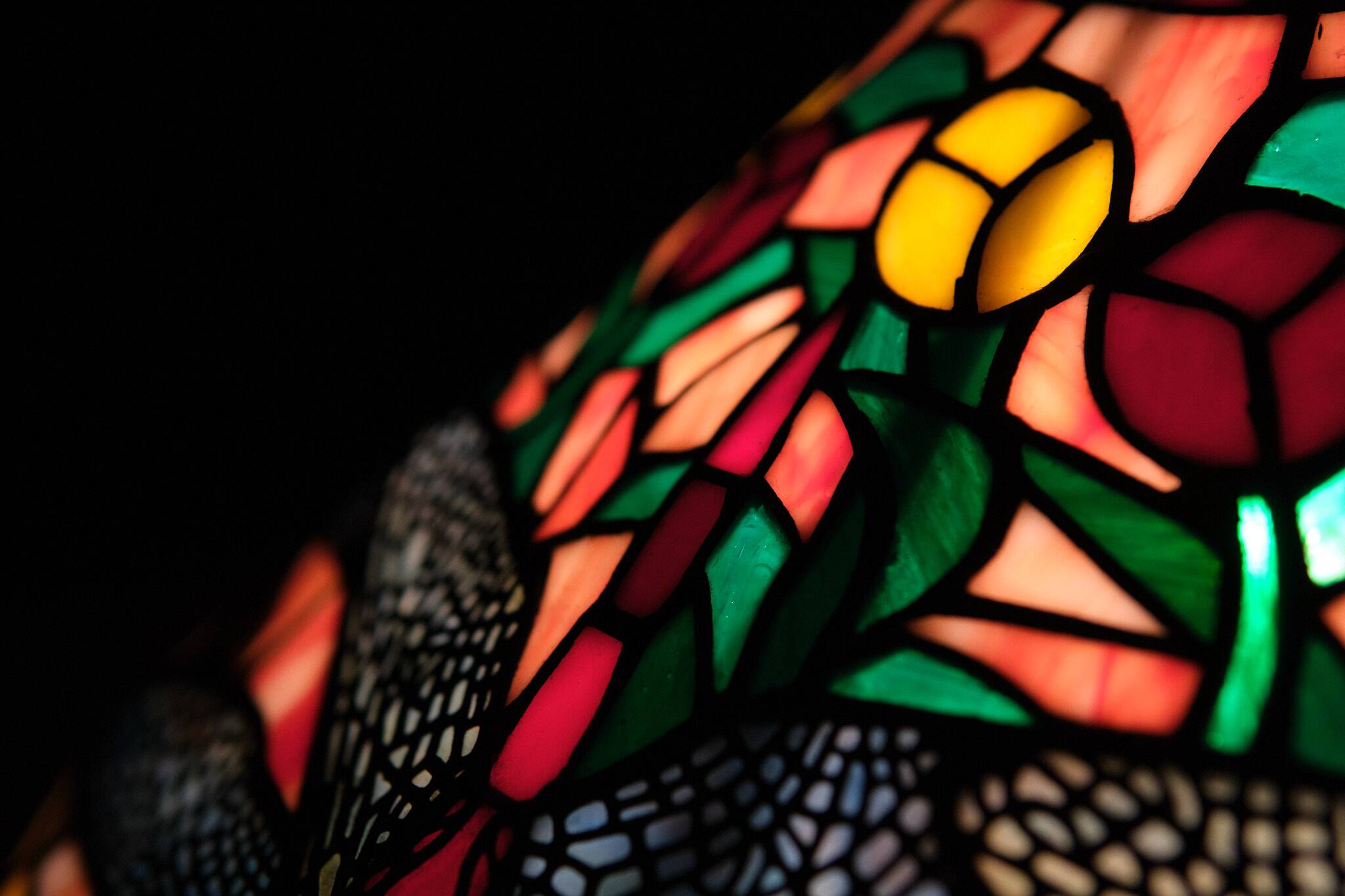 Tiffany style stained Glass Dragonfly Table lamp 1980s