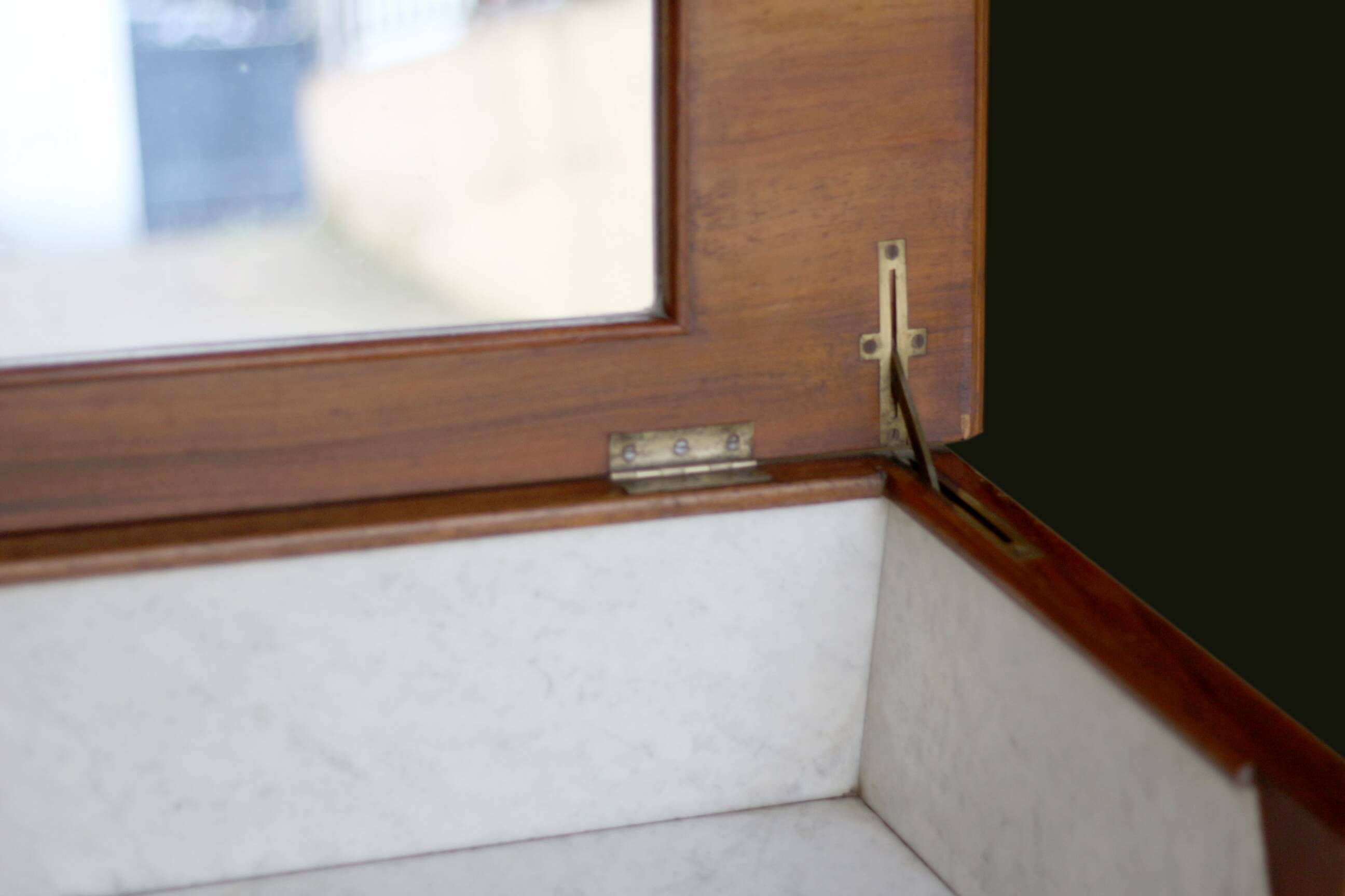 Classy dressing table in mahogany burl (19th century).