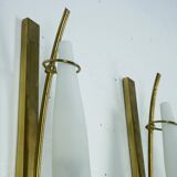 Suite de trois appliques en laiton et verre opalin triplex. Italie années 1950