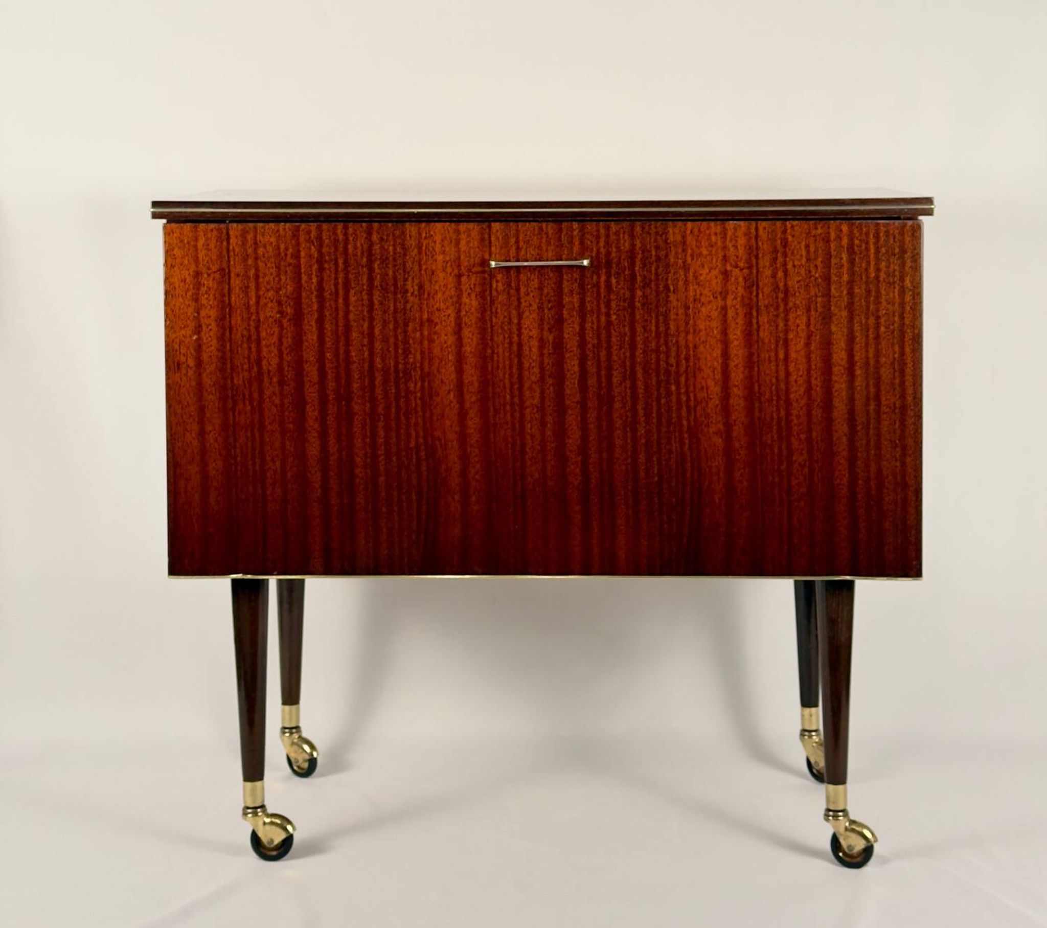 Meuble bar moderne du milieu du siècle sur roulettes en laiton – années 1960