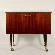 Meuble bar moderne du milieu du siècle sur roulettes en laiton – années 1960