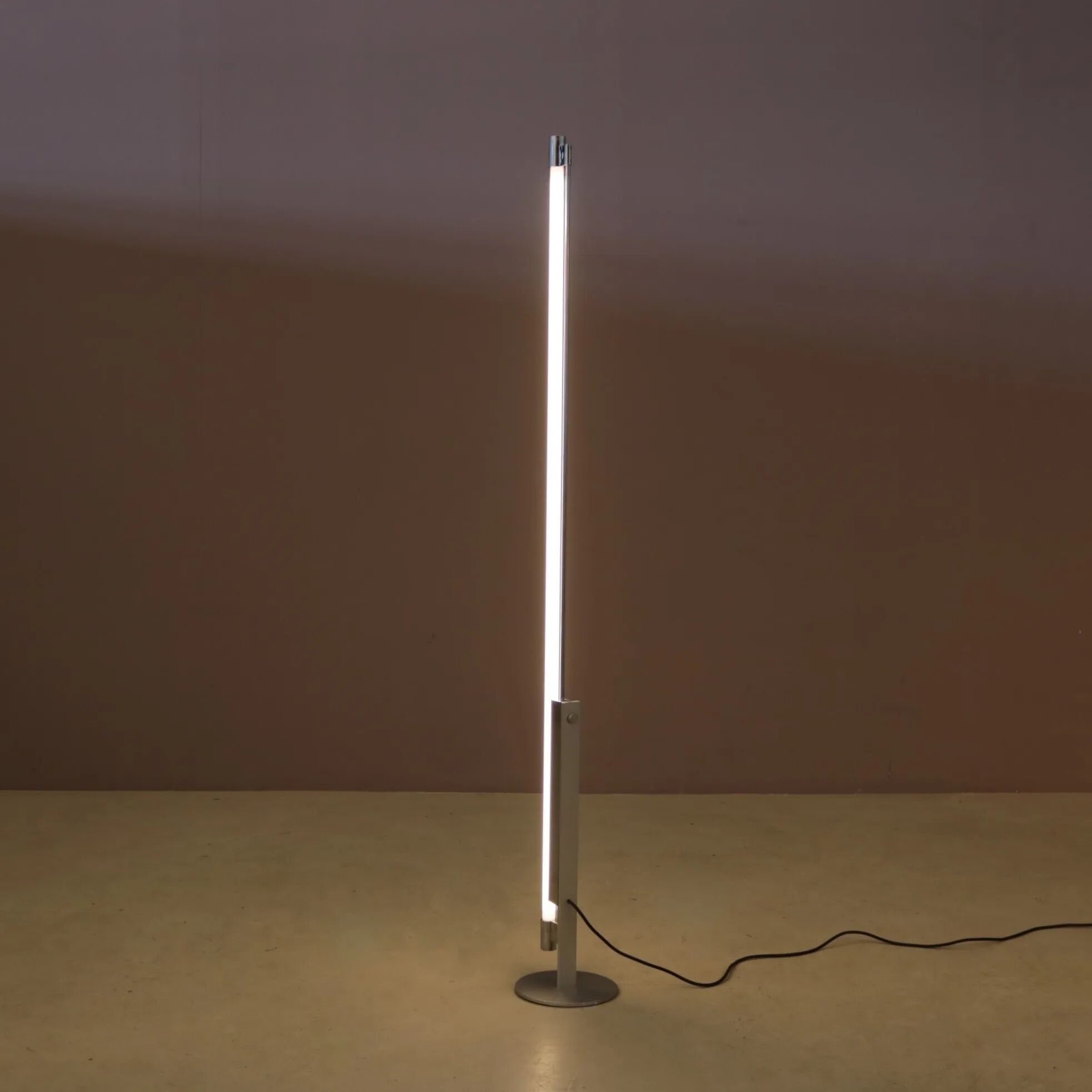Lampe de sol Trapez en chrome des années 1990 avec tube blanc par Erwin Egli pour Ribag Suisse
