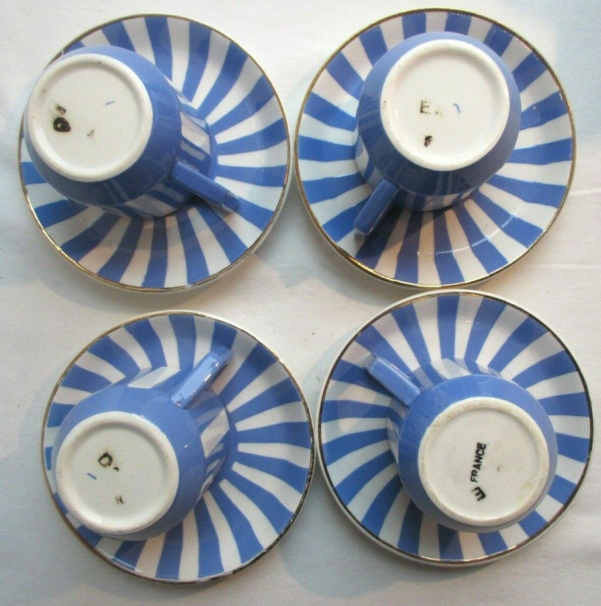 Set of 4 coffee cups and 4 saucers signed Sarreguemines, model FOX TROTT