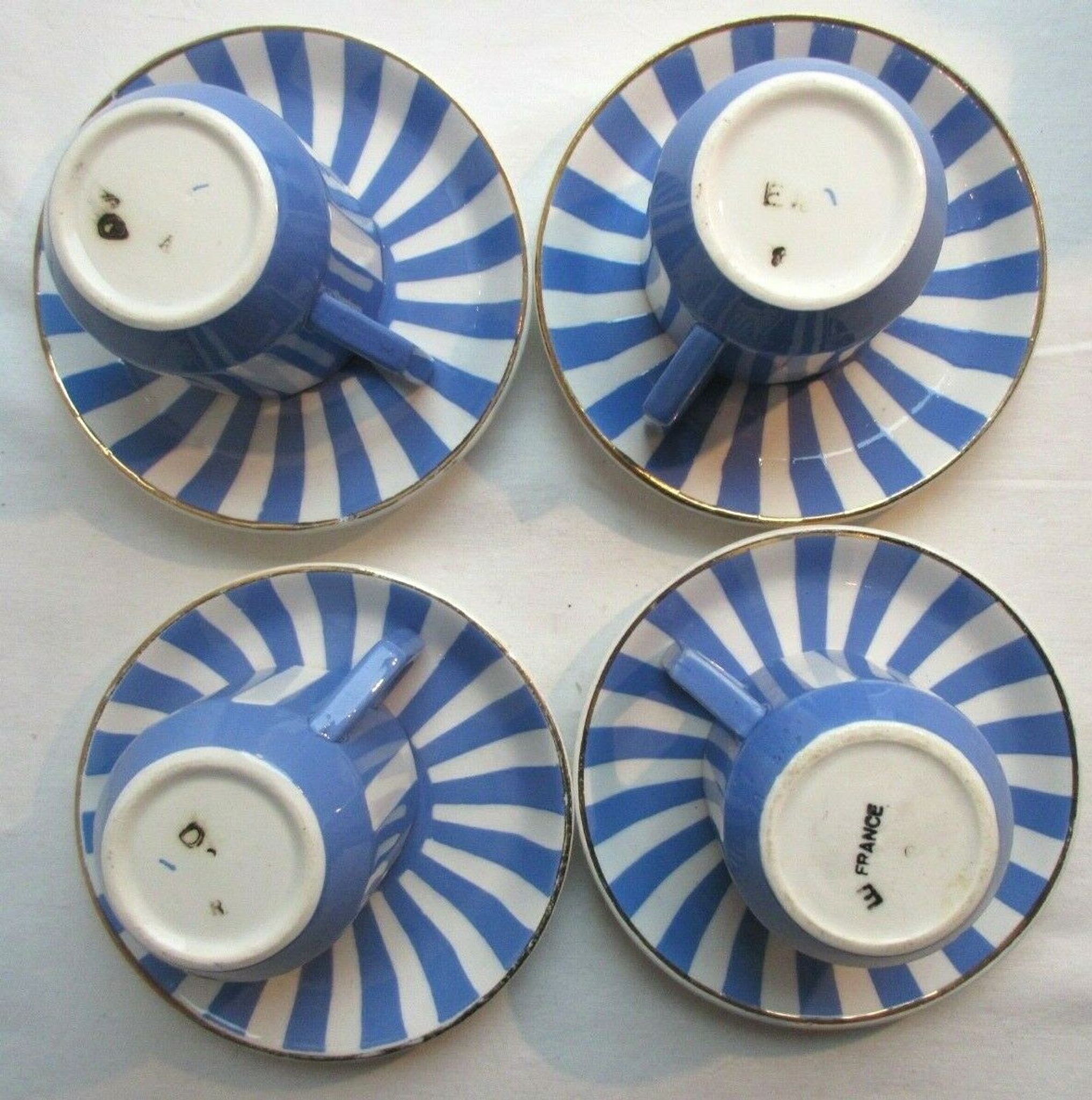 Set of 4 coffee cups and 4 saucers signed Sarreguemines, model FOX TROTT
