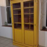 Armoire vitrée ancienne en bois patiné jaune