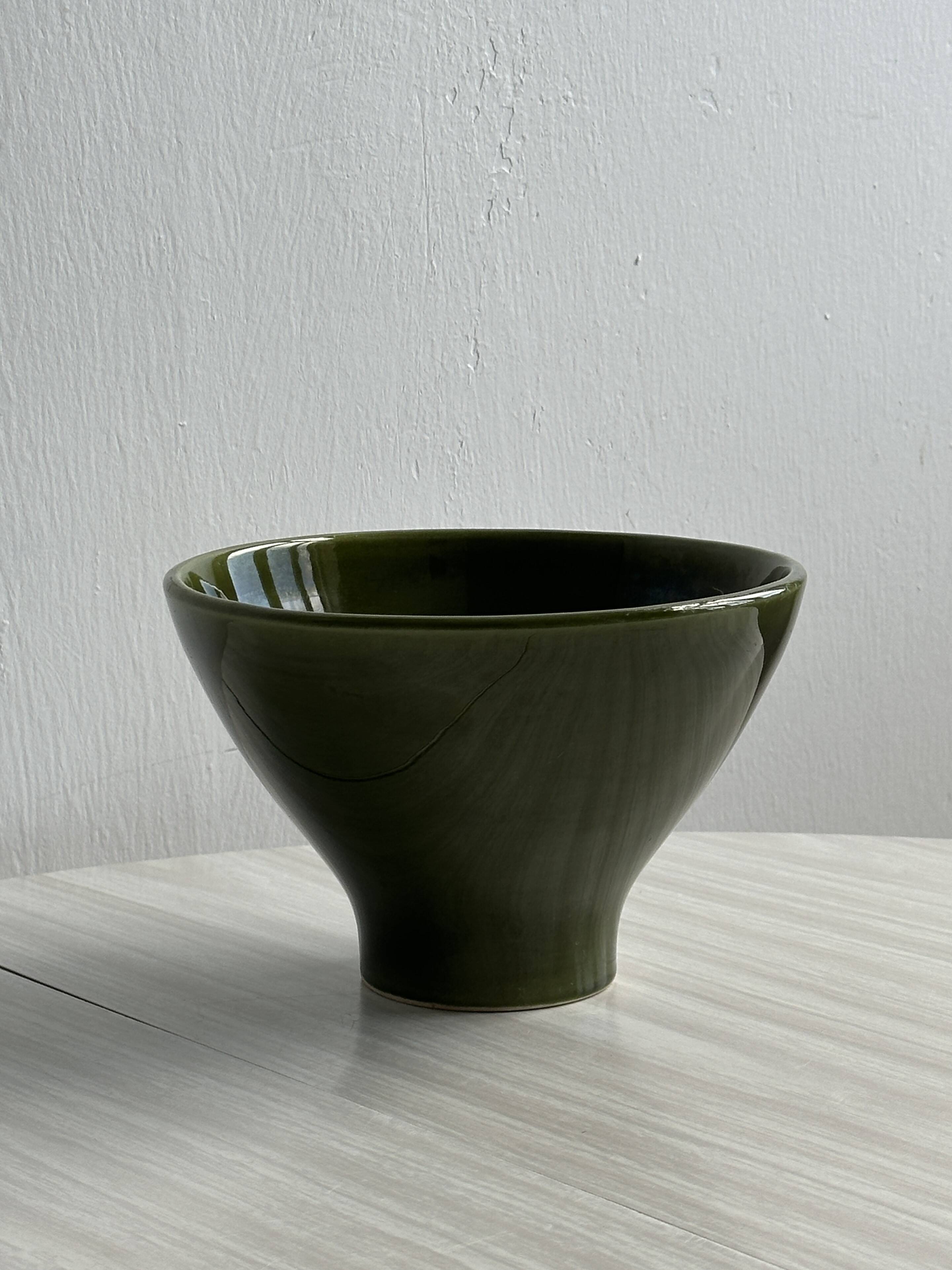Saladier vert foncé.
