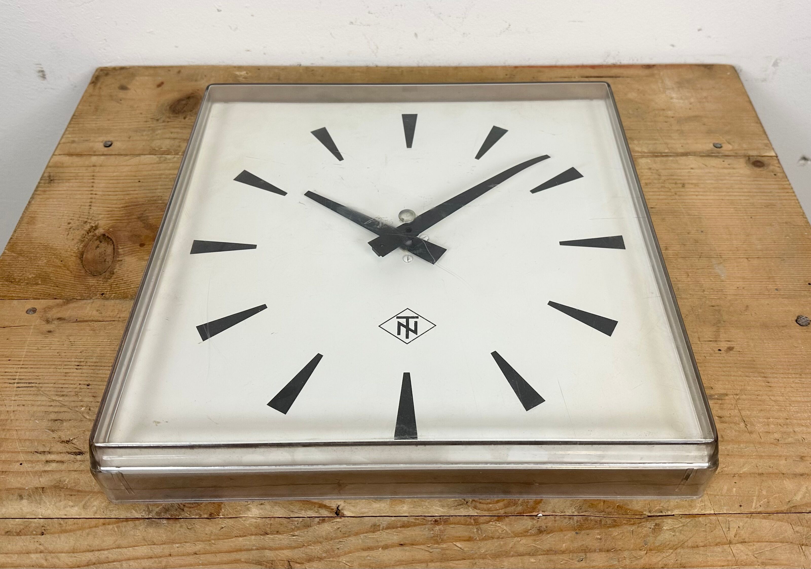 Horloge Murale Vintage Primetime JAZ – Années 70/80, Forme Carrée, Mouvement électrique à Pile, Occasion
