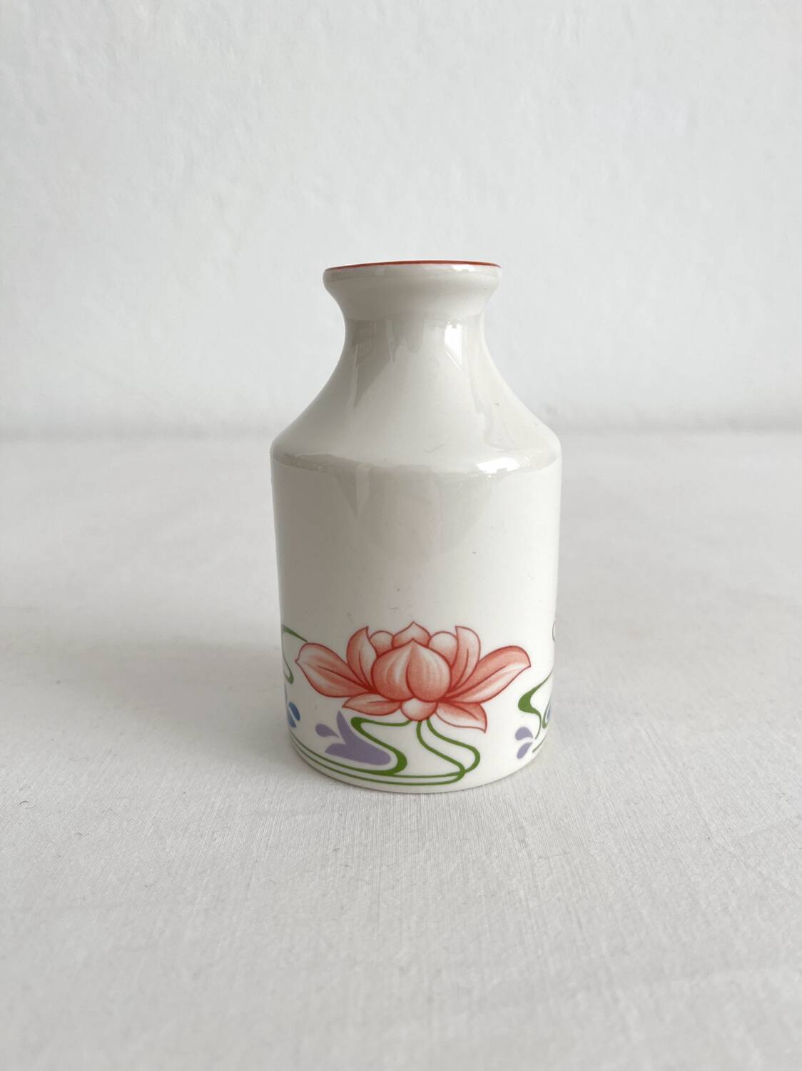Villeroy & Boch "Florida" porcelain vase in vitro