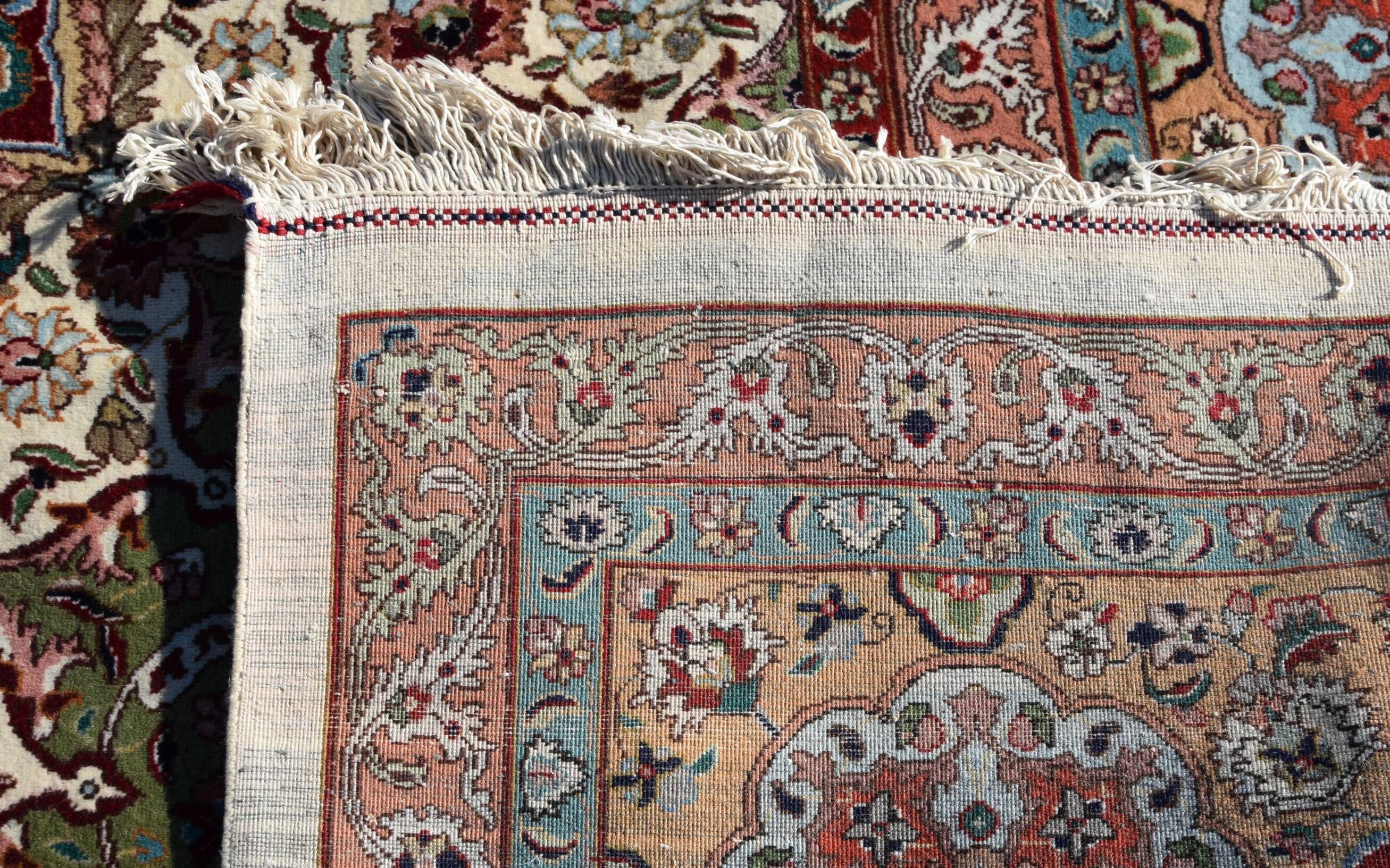 Magnificent Persian carpet from Tabriz, Iran, made of wool and silk: 435 x 350 cm.