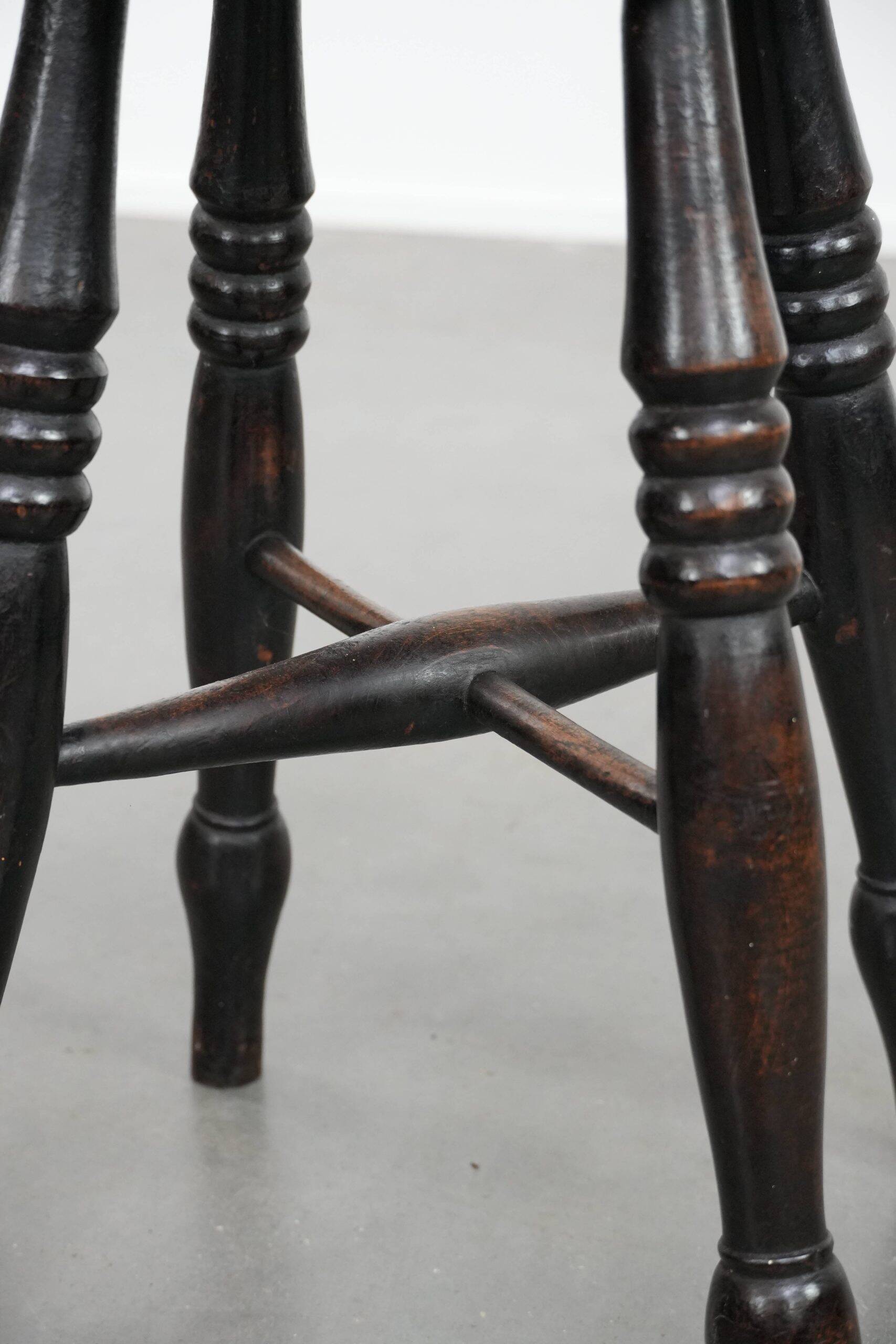 Tabouret Windsor antique anglais du XVIIIe siècle avec du caractère.