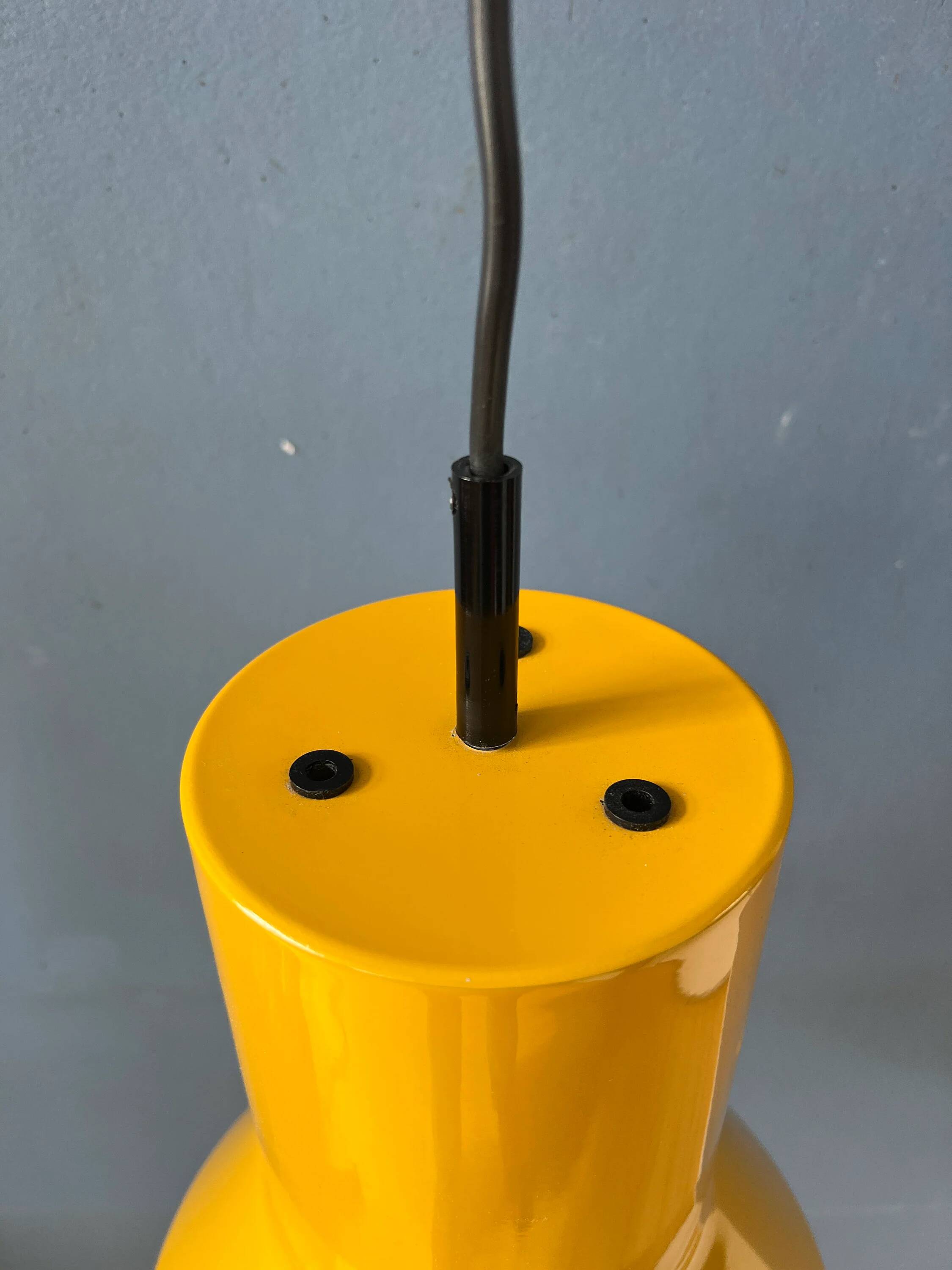Suspension Space Age industrial in yellow metal