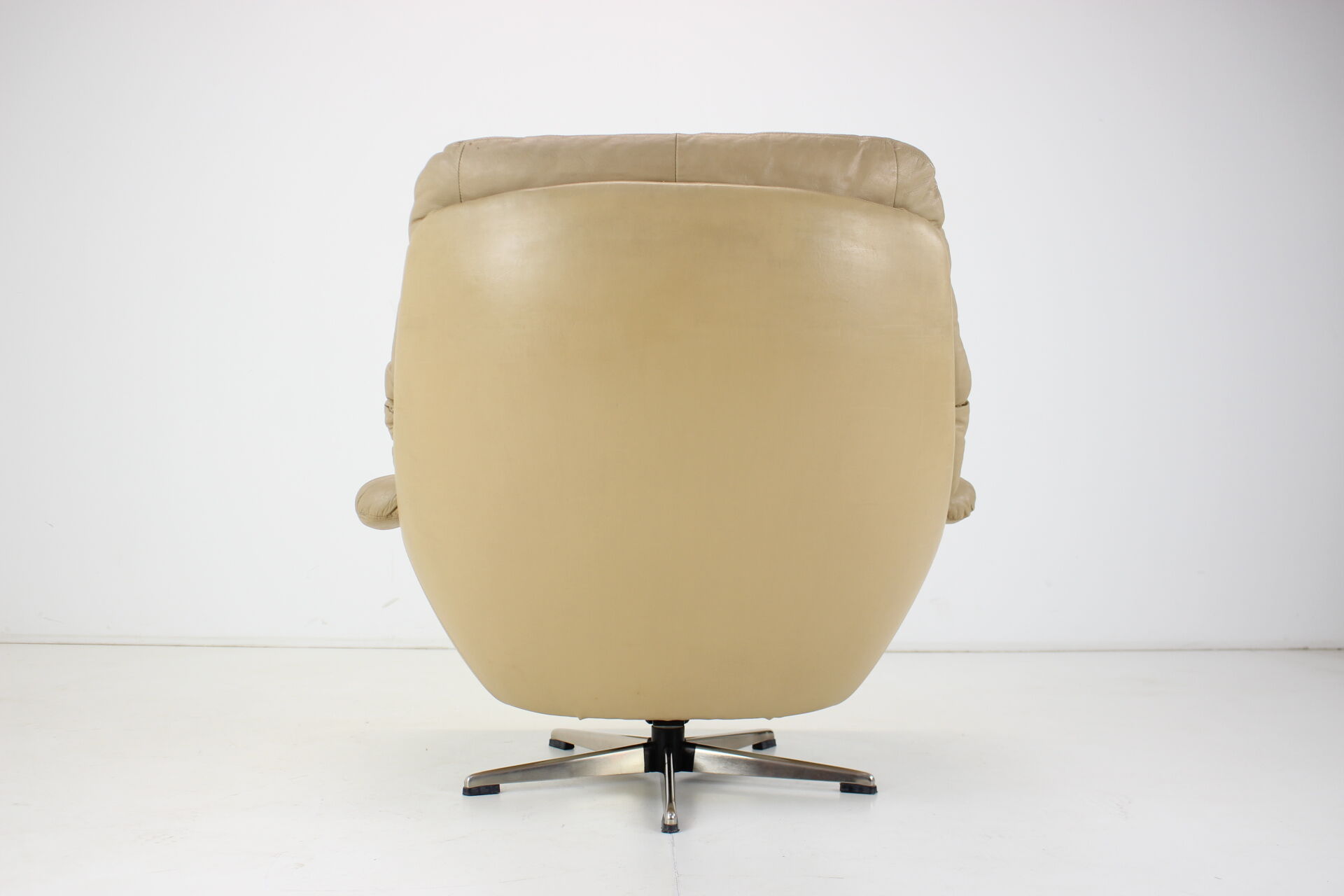 Large Scandinavian Adjustable Leather Armchair by Peem, 1970s, Finland