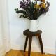 Tabouret tripode en bois massif