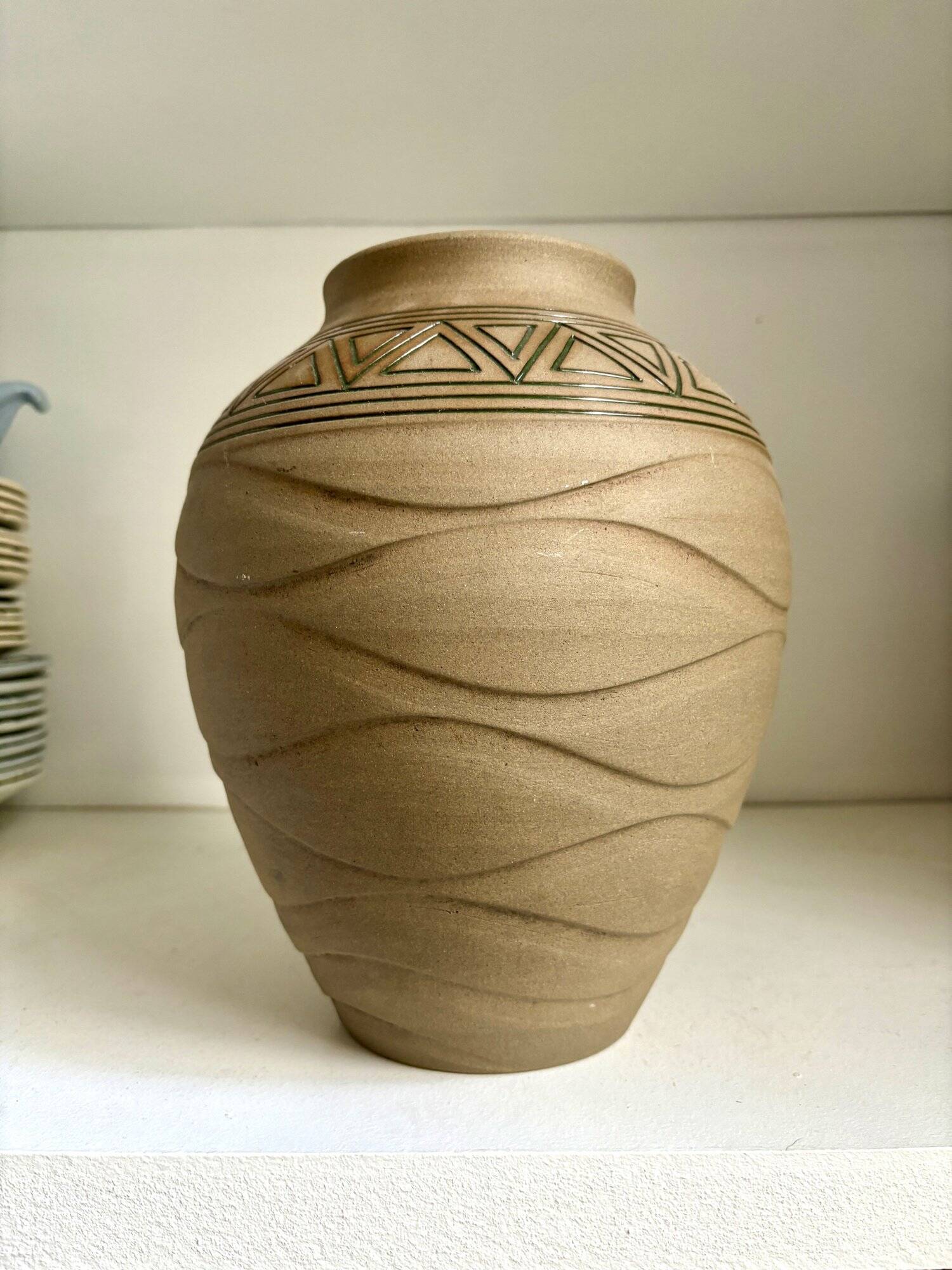 Vase en grès beige et vert