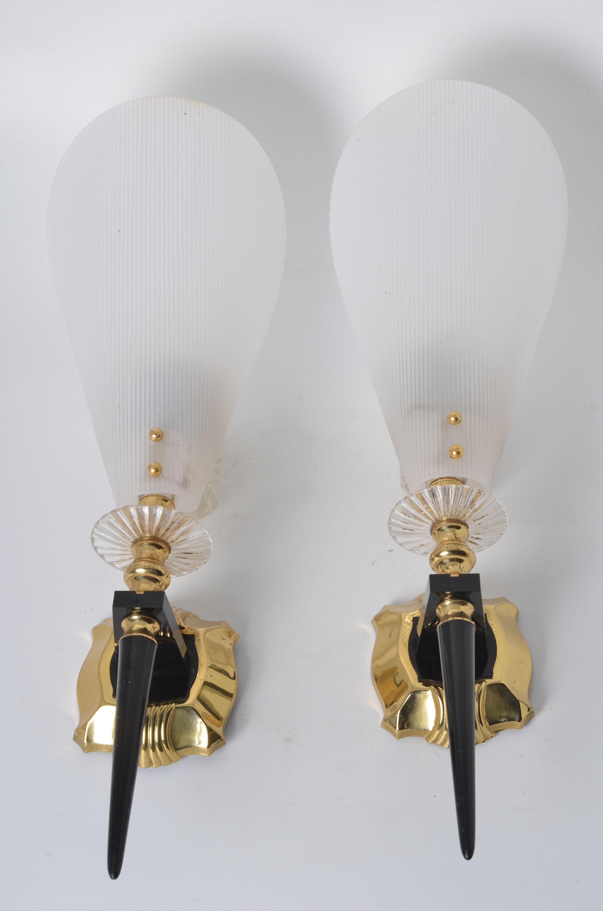 White wall lamp horn shape