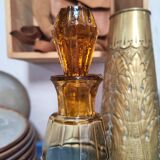 Ancien flacon carafe en verre moulé ambré