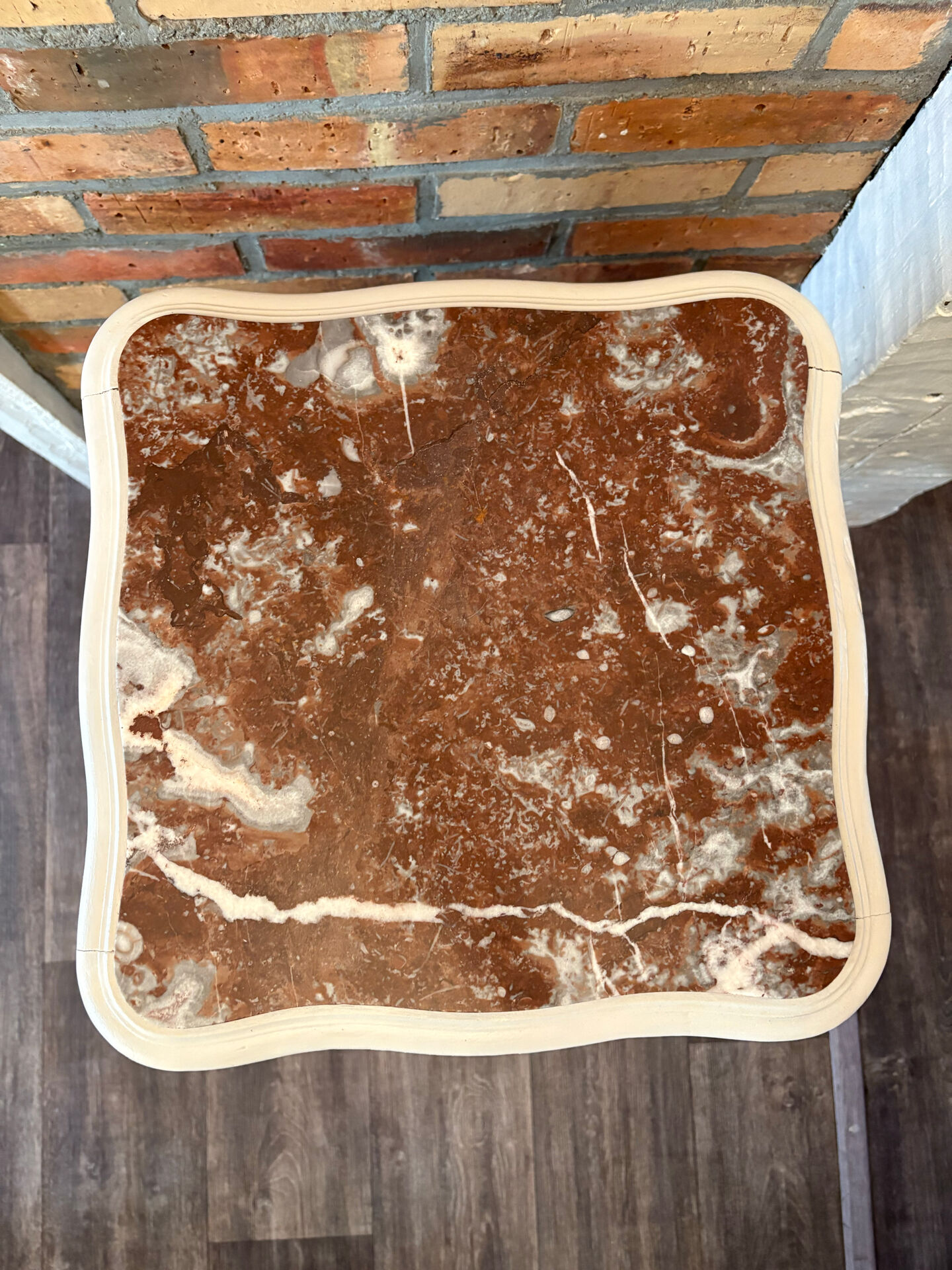 Table de chevet ancienne rénovée – style Louis XV, marbre rouge