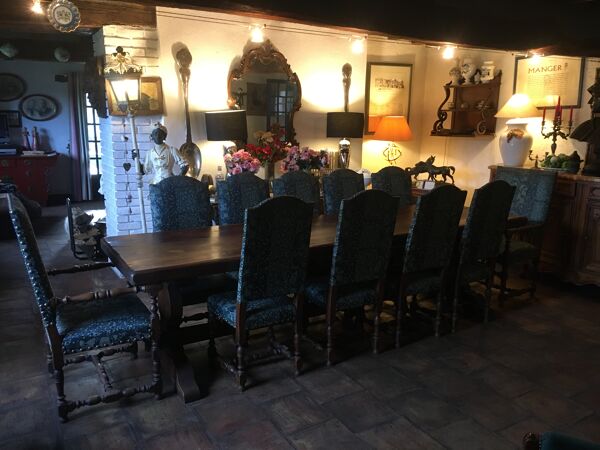 Table monastère + 9 chaises et 2 fauteuils Louis XIII en chêne.