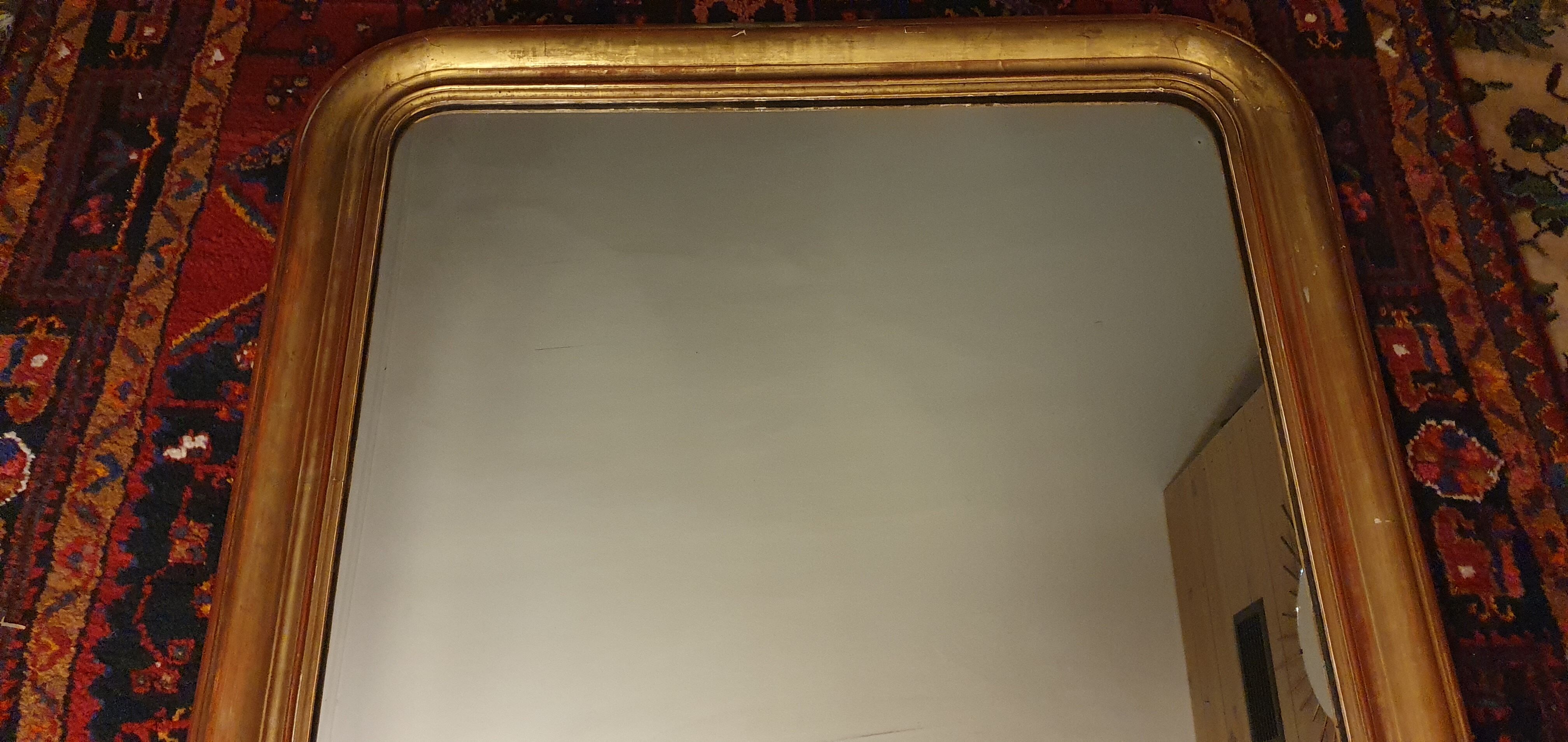 Large Louis Philippe mirror gilded with leaf. 137 x 99 cm.