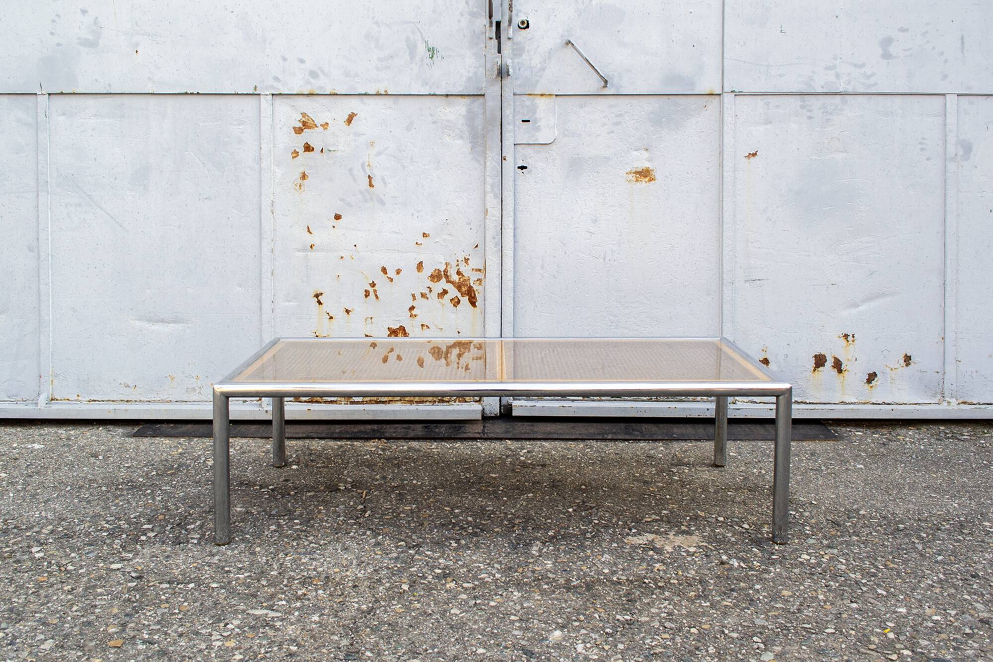 Tavolino acciaio e vetro e paglia di Vienna Anni '70