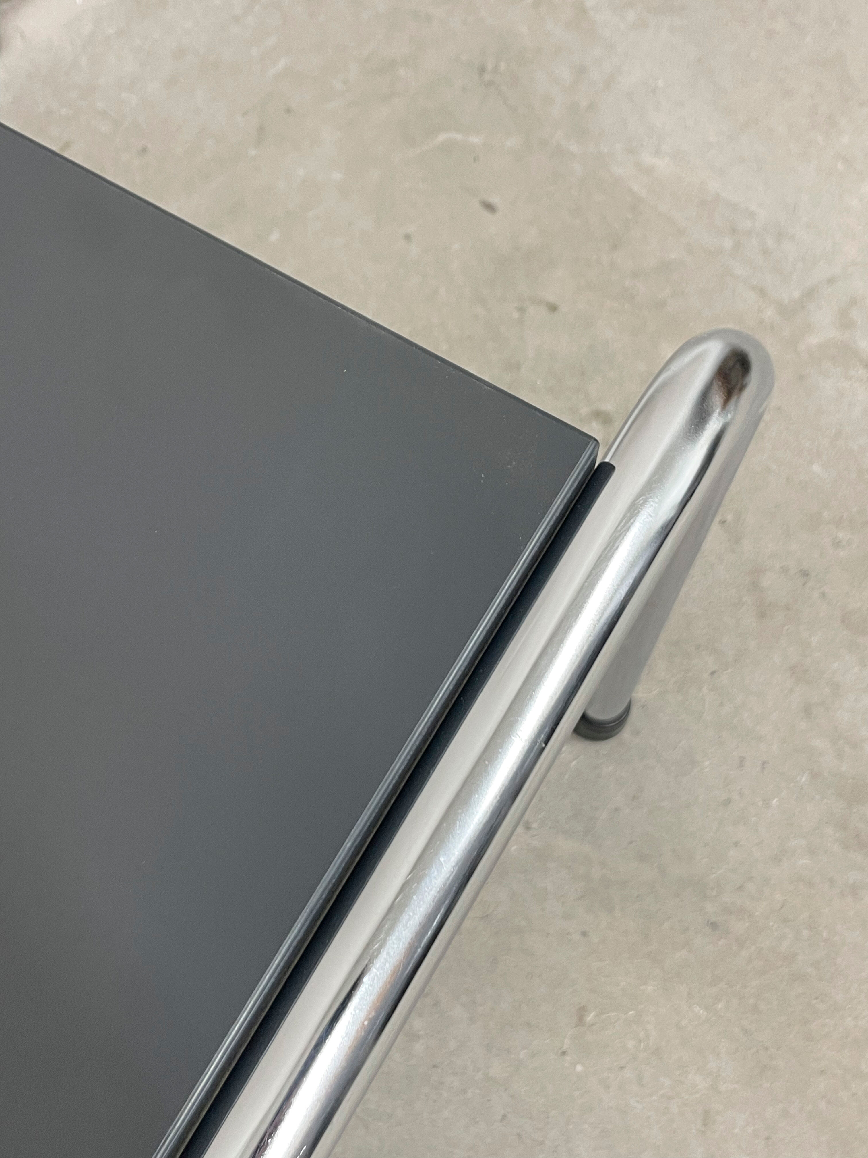 Table basse en métal chromé et mélaminé gris