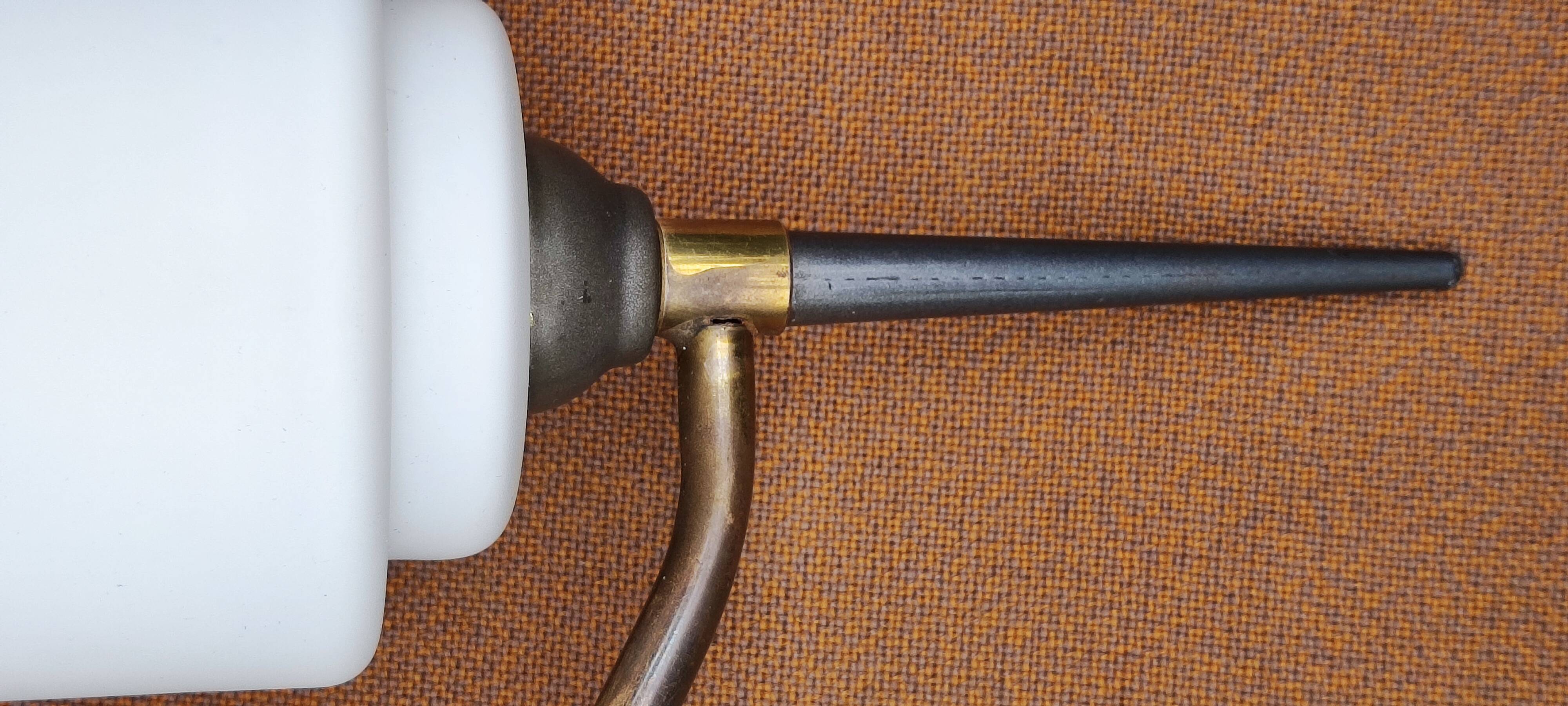 Wall light with opaline glass