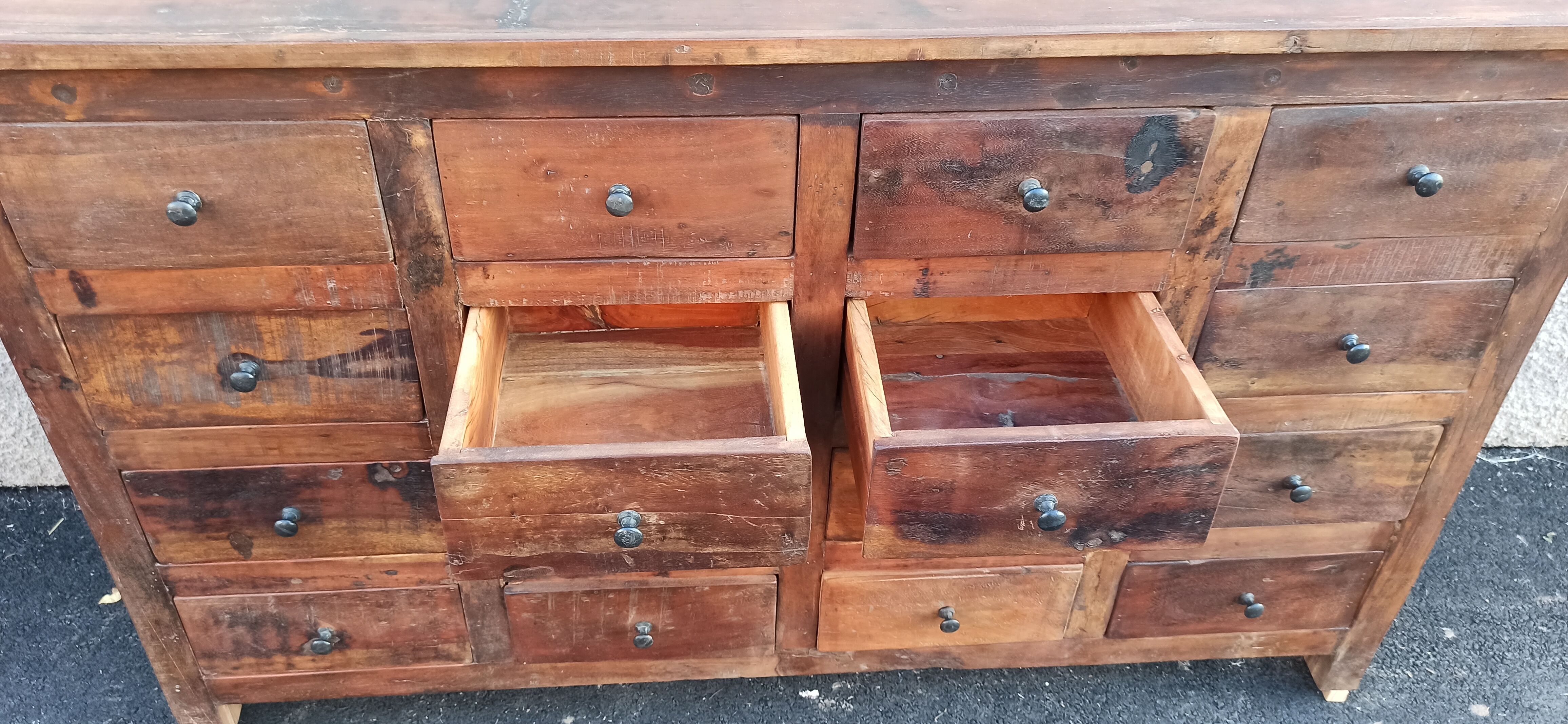 Meuble en bois à tiroirs