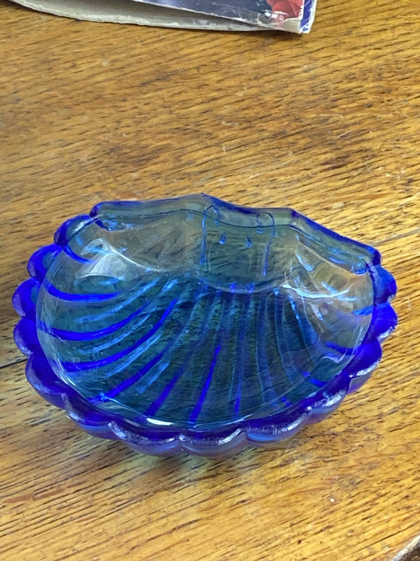 Shell-shaped butter dish in stainless steel and blue glass