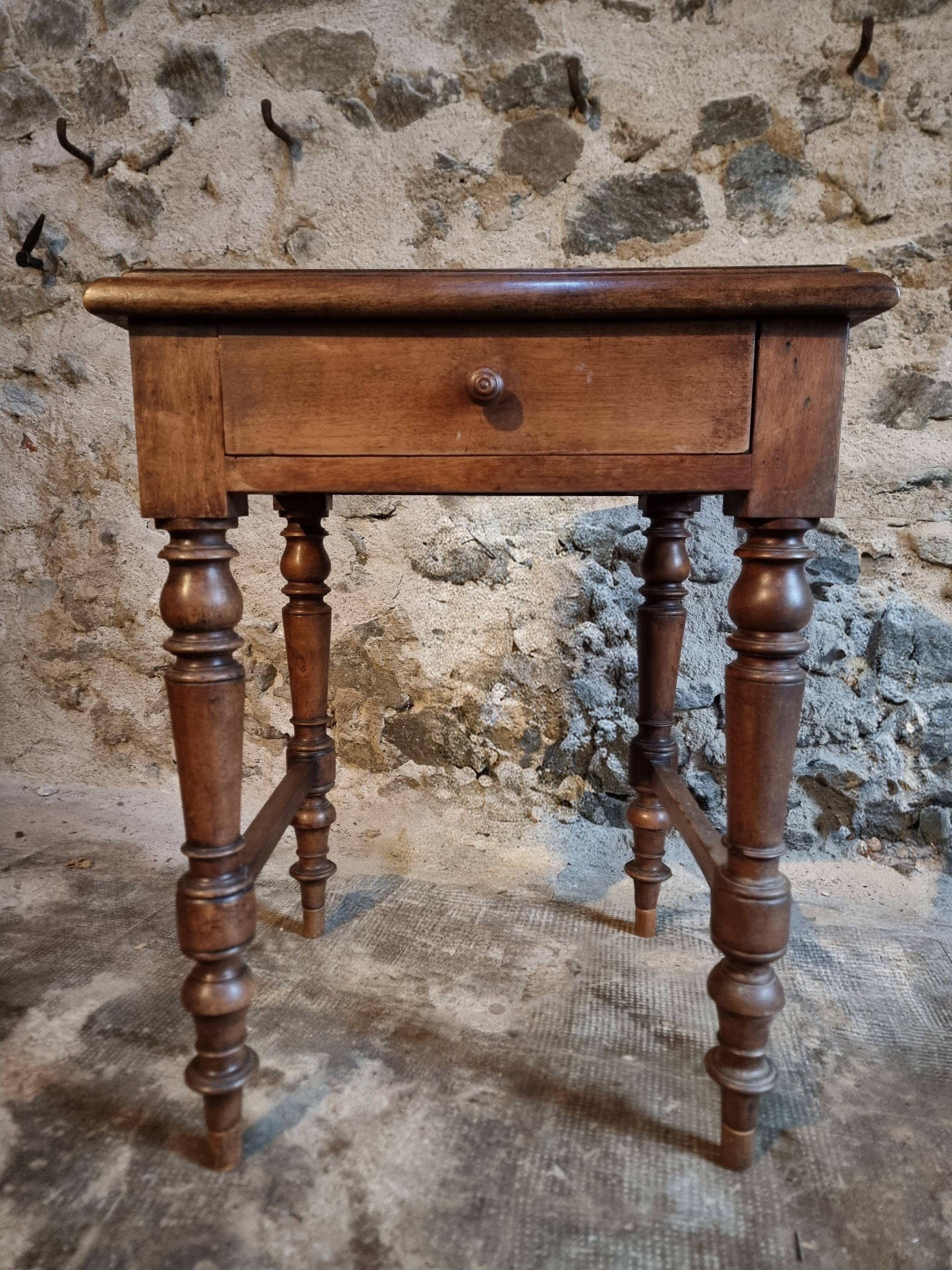 Antique French side table in walnut – 19th century, Louis Philippe style, solid walnut table with drawer (1870–1900)