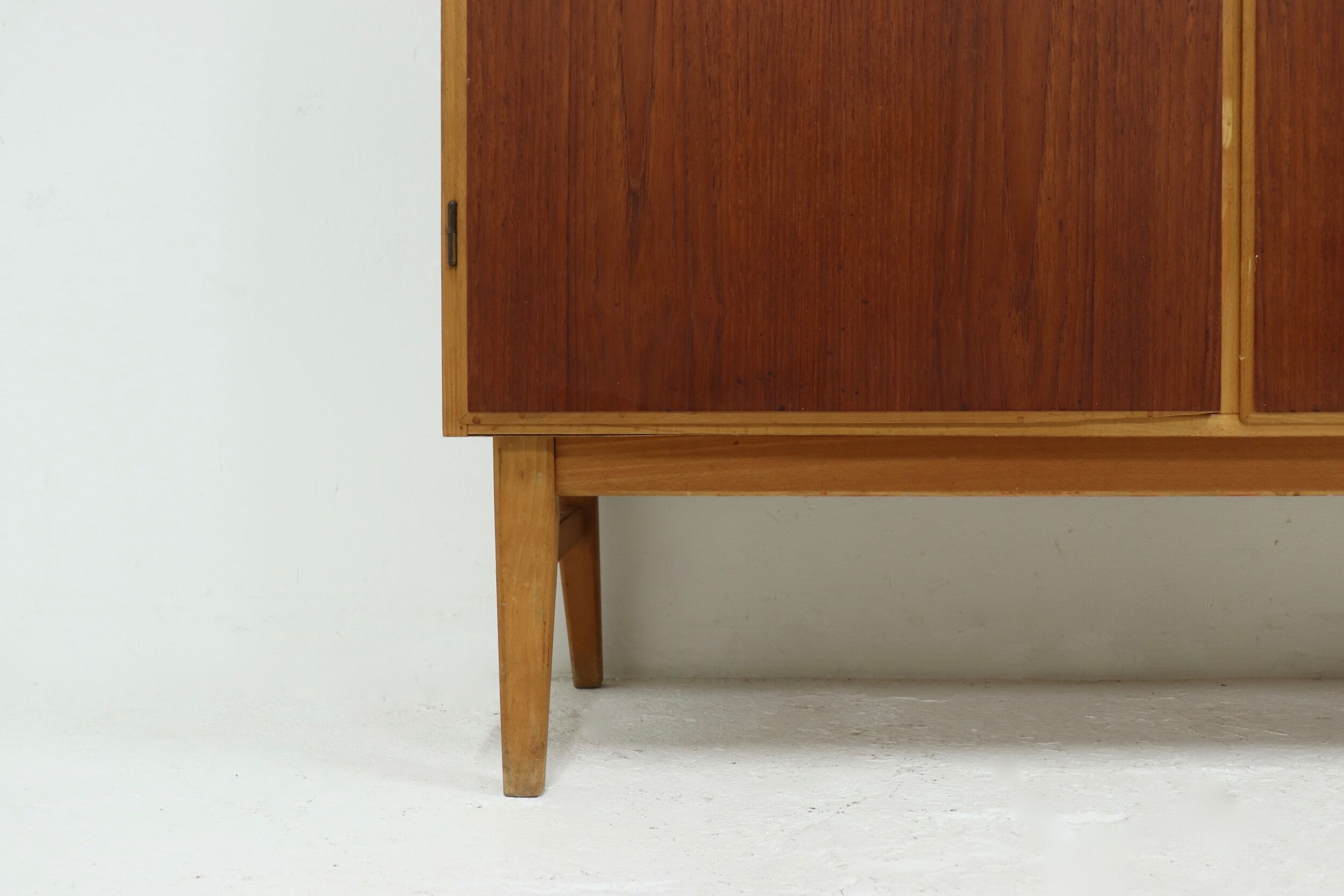 Armoire scandinave bicolore en teck et bouleau avec tiroirs des années 1960