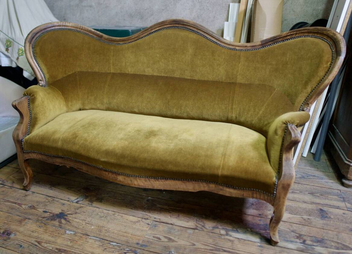 Three-seater velvet canapé in green, Louis Philippe style, 19th century.