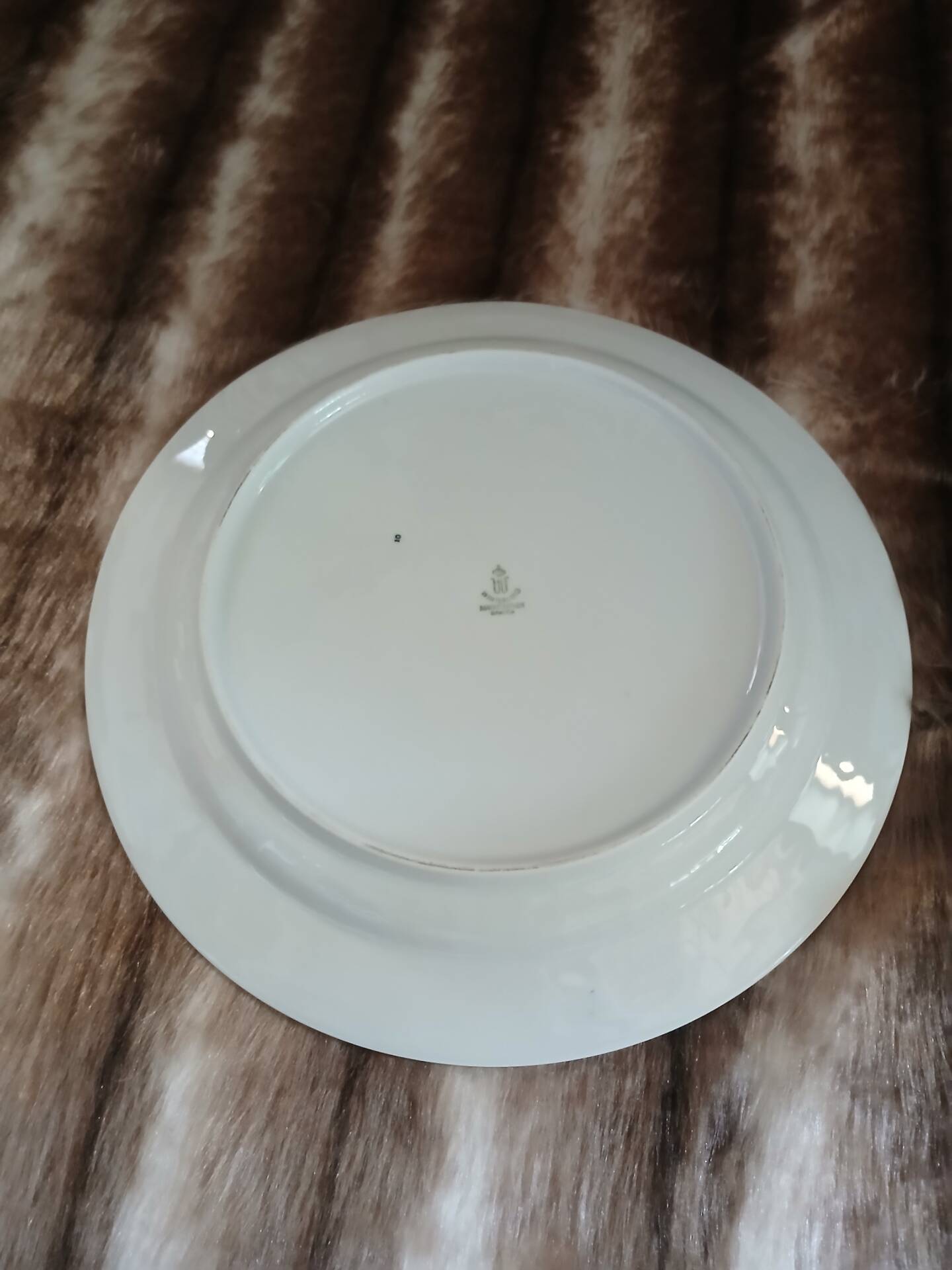 Plat ancien aux motifs années 70
