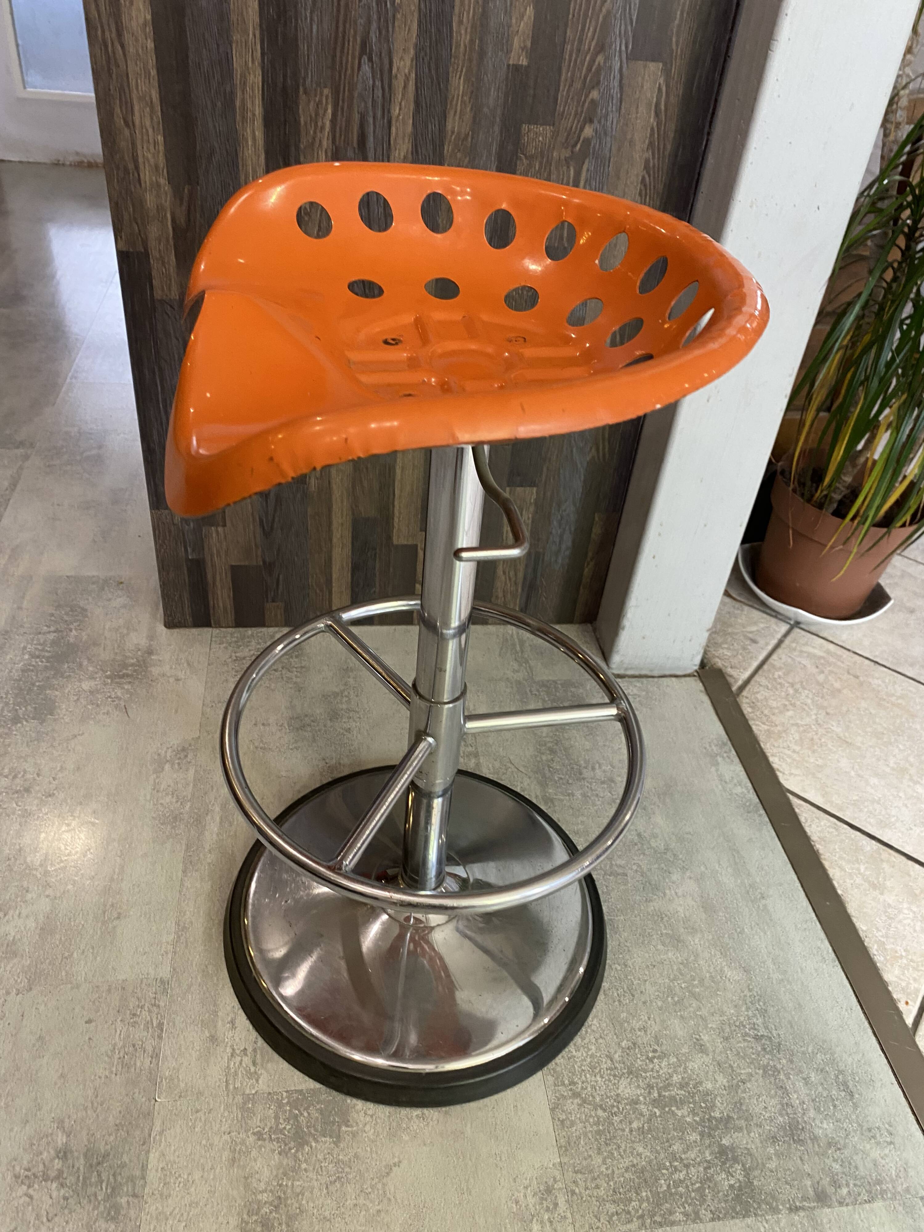 Orange tractor stool Pivoting mower Etienne Fermigier mirima 70