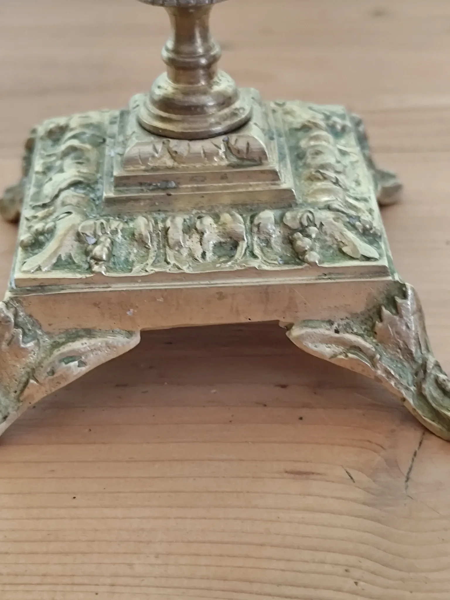 four-light candelabrum in chiselled brass from the 19th century