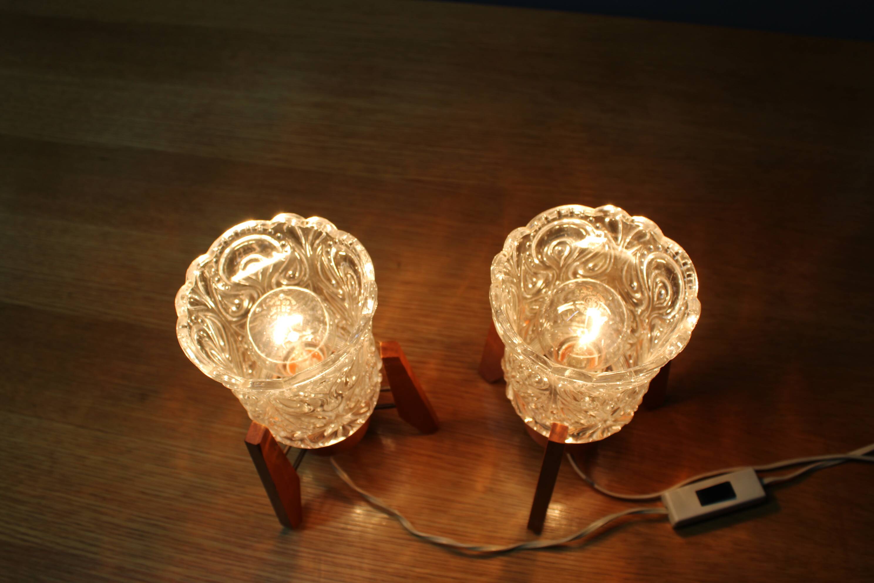 Paire de lampes de table en bois et verre jaune des années 1970 en style mid-century.
