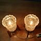 Paire de lampes de table en bois et verre jaune des années 1970 en style mid-century.