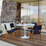 White KNOLL SAARINEN table