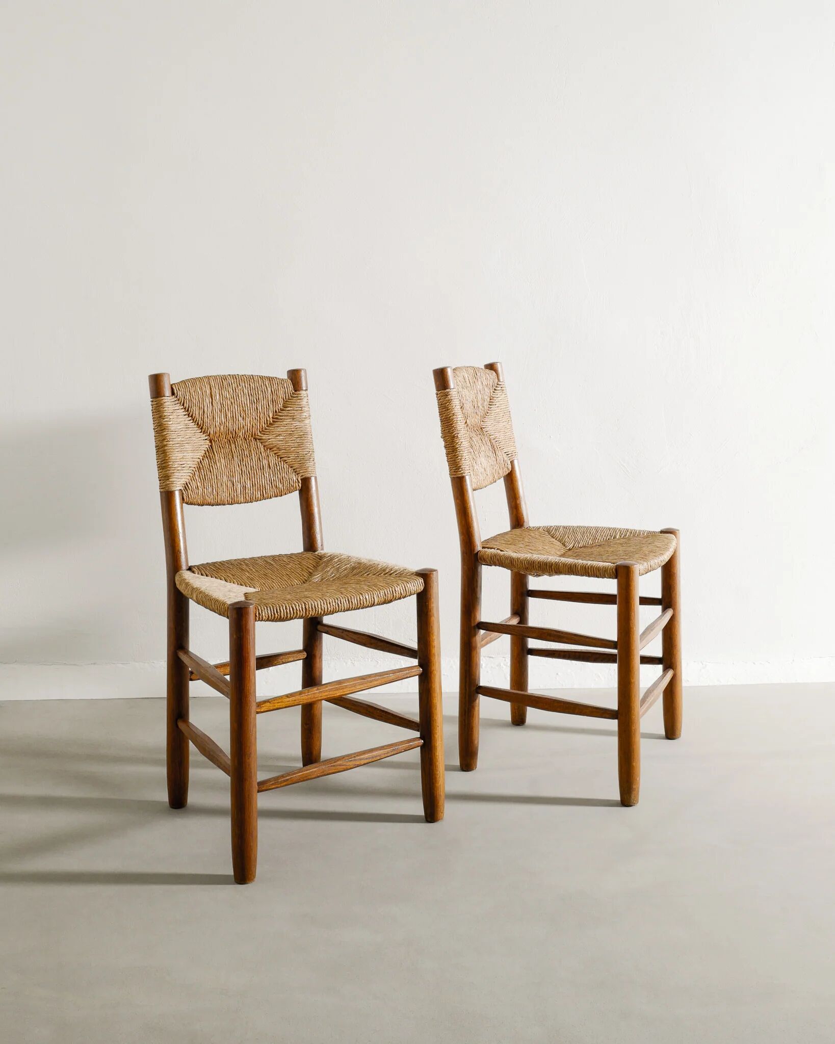 Chaises de salle à manger françaises en bois « N 19 » du milieu du siècle par Charlotte Perriand, années 1950
