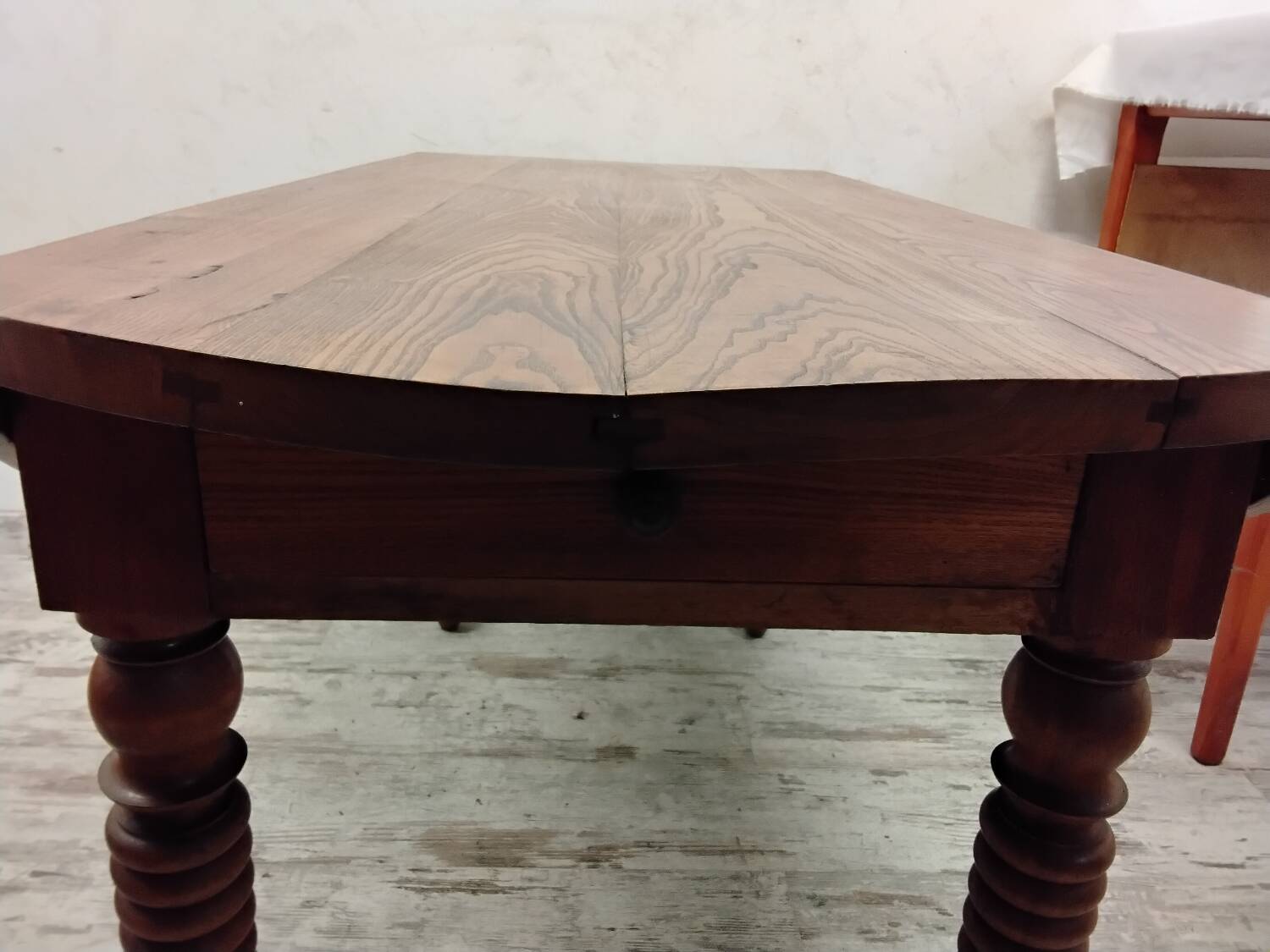 Drop-leaf table