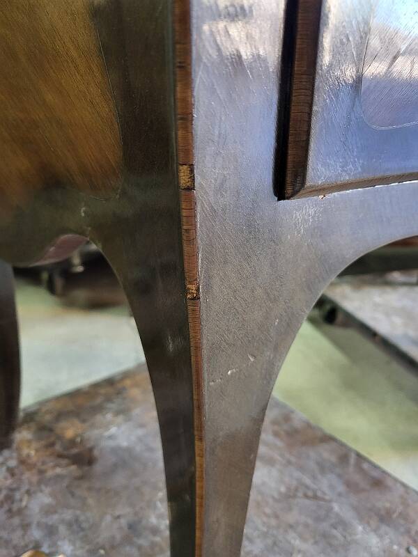 Commode sauteuse en bois de rose plateau en marbre rose