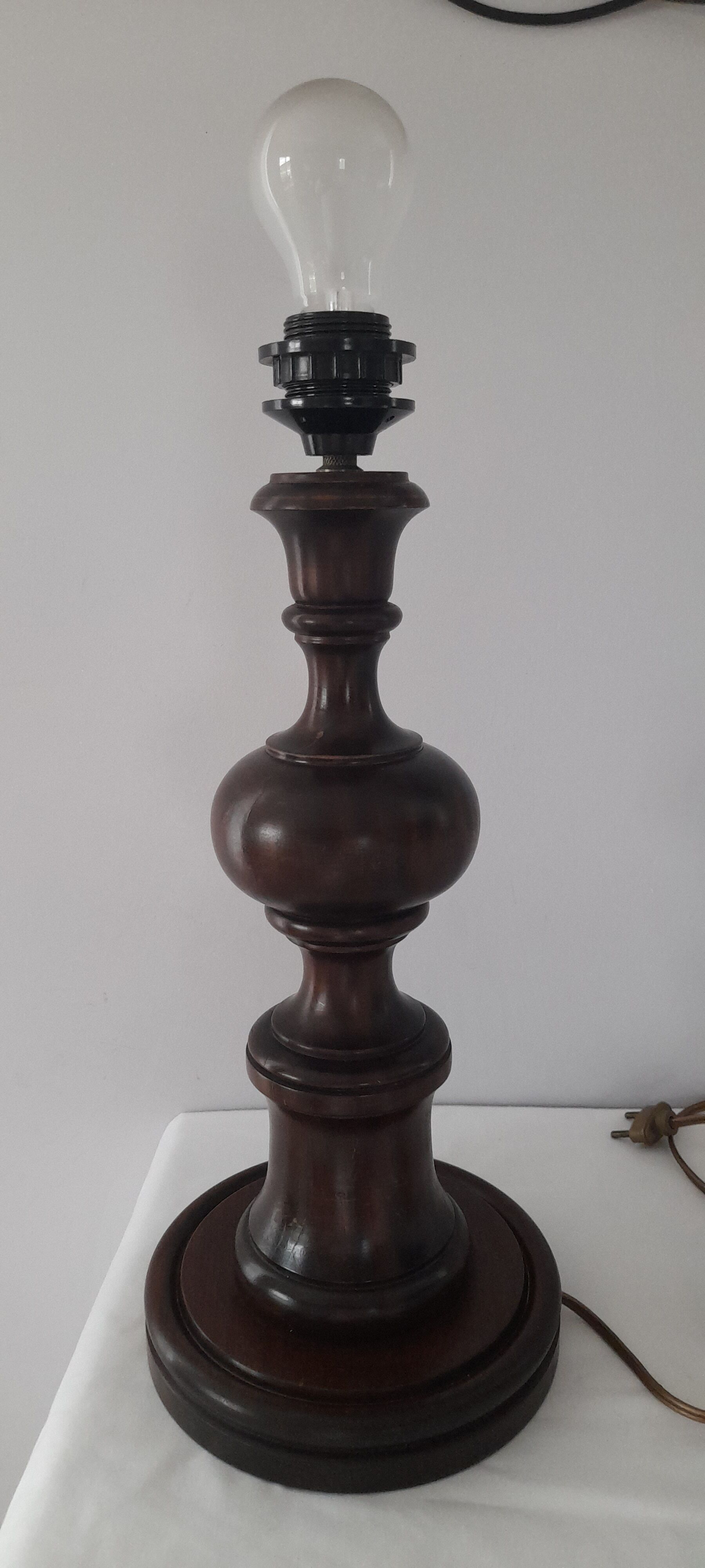 Wooden lamp base turns