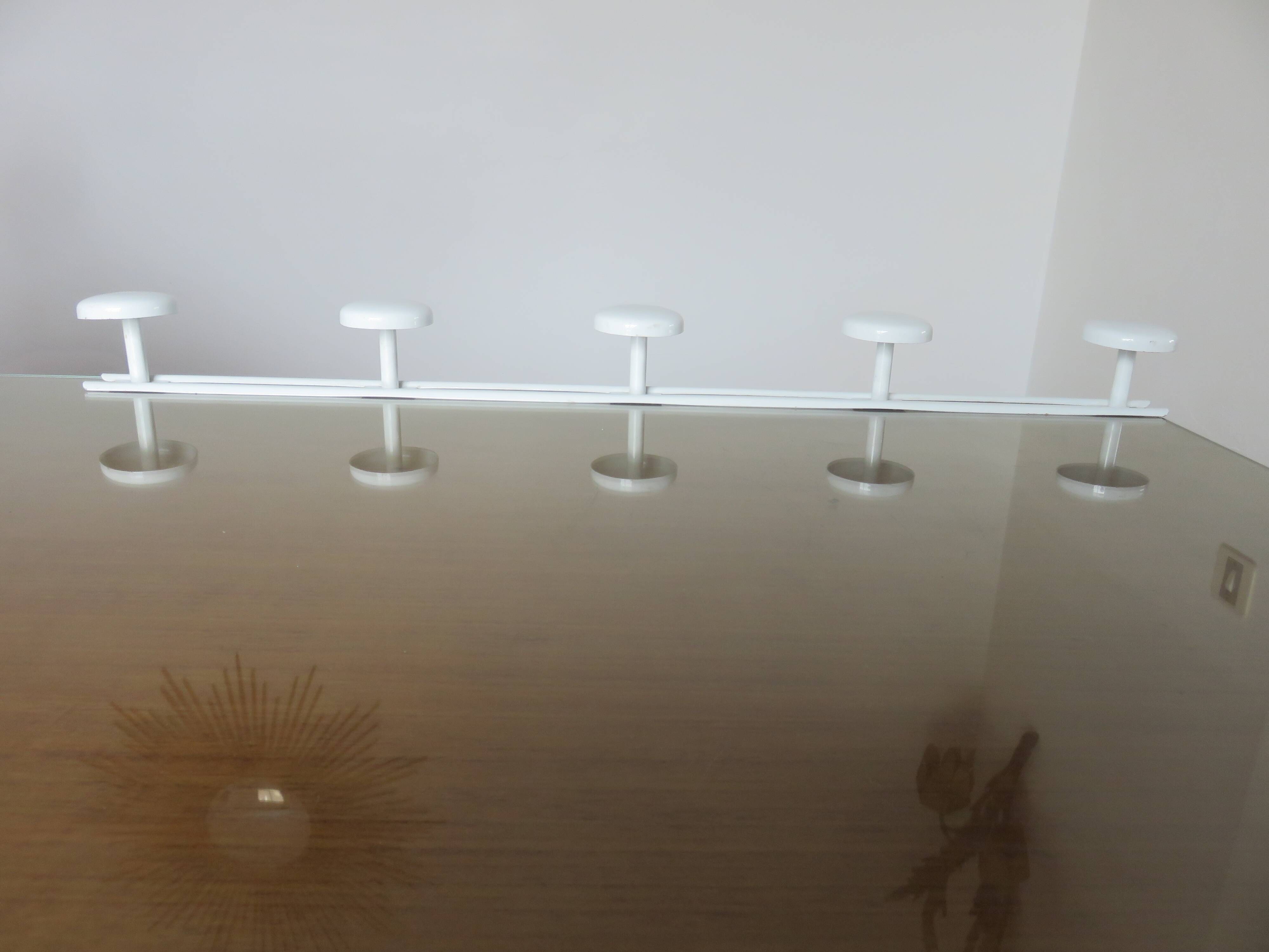 Porte manteau mural XXL en métal laqué blanc 5 patères années 70