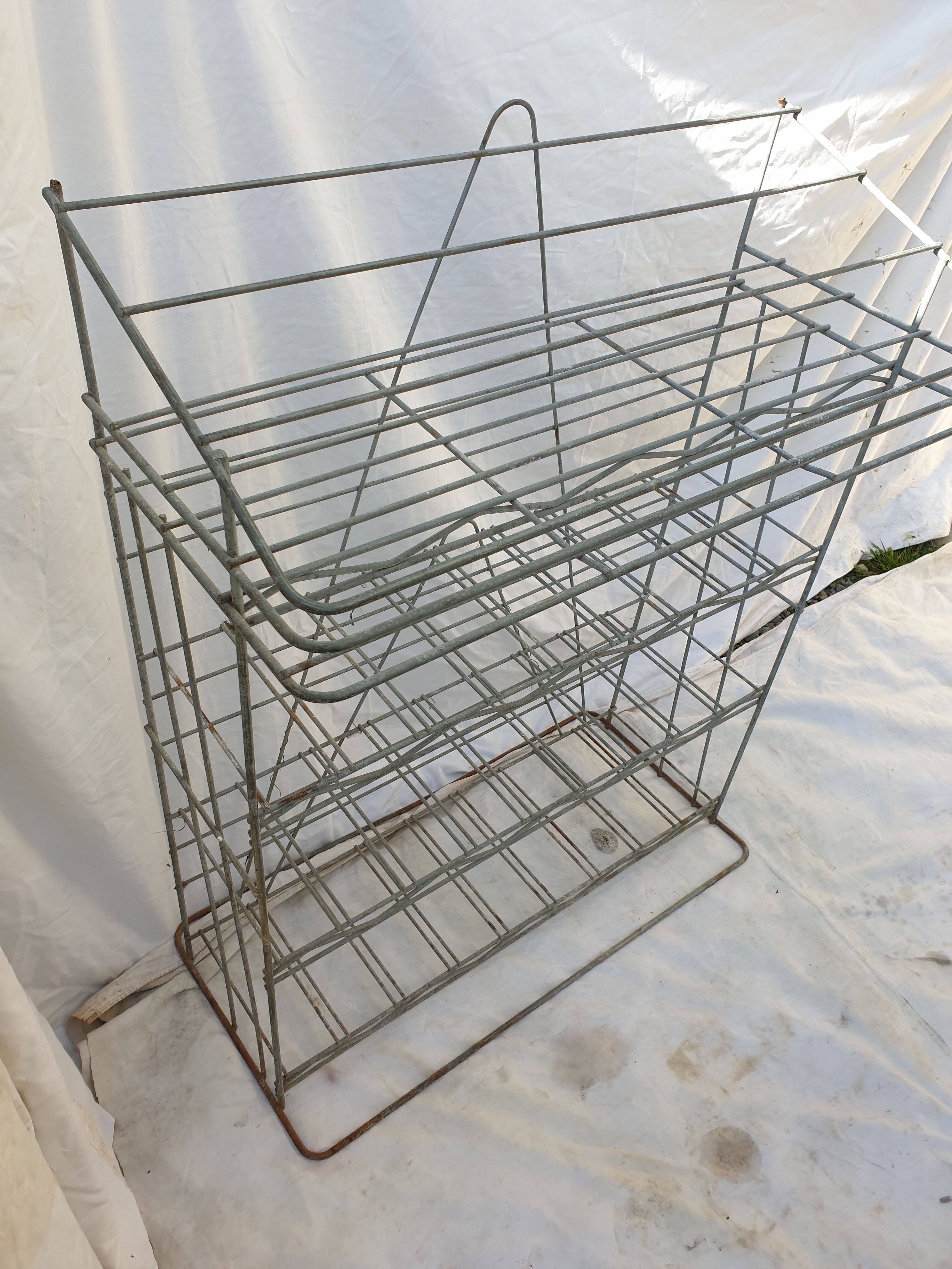 Presentation metal furniture