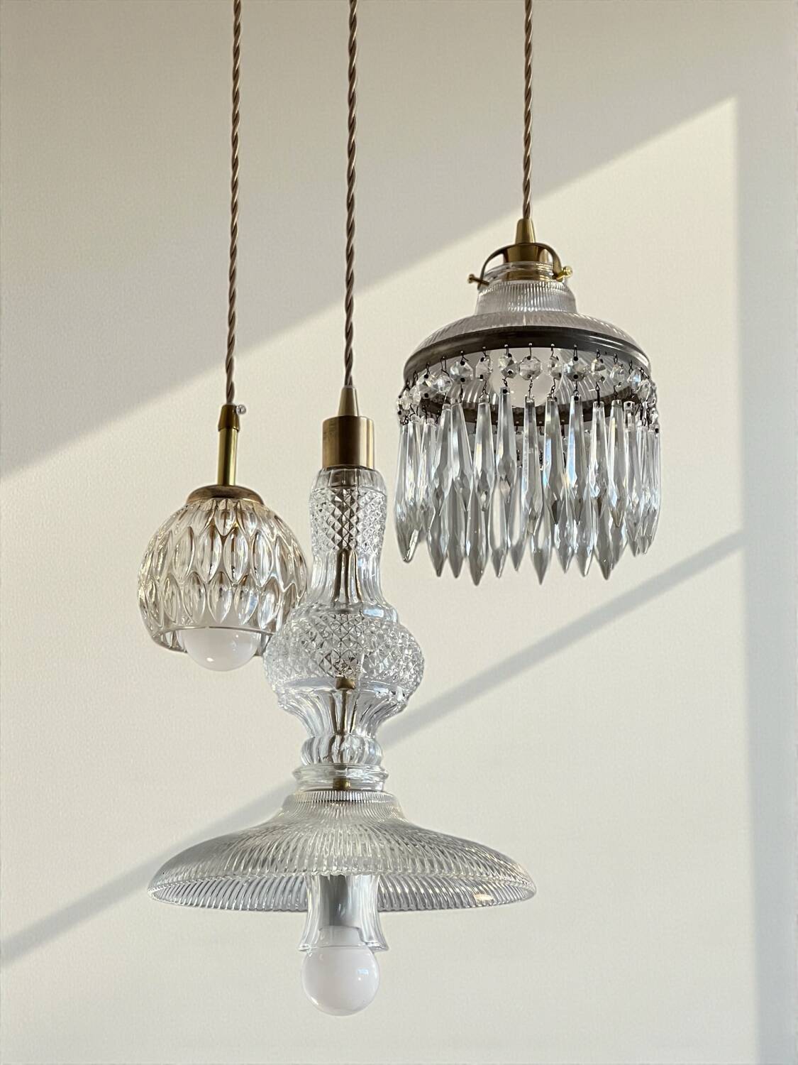 Suspension cascade triple Holophanes and vintage pendants