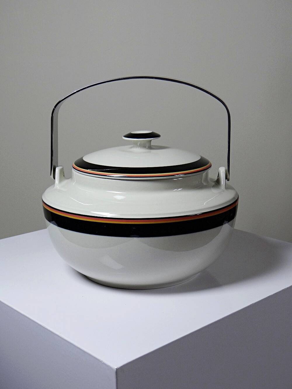 Vintage soup service from the 70s-80s Arabia Finland Reimari by Inkeri Leivo.