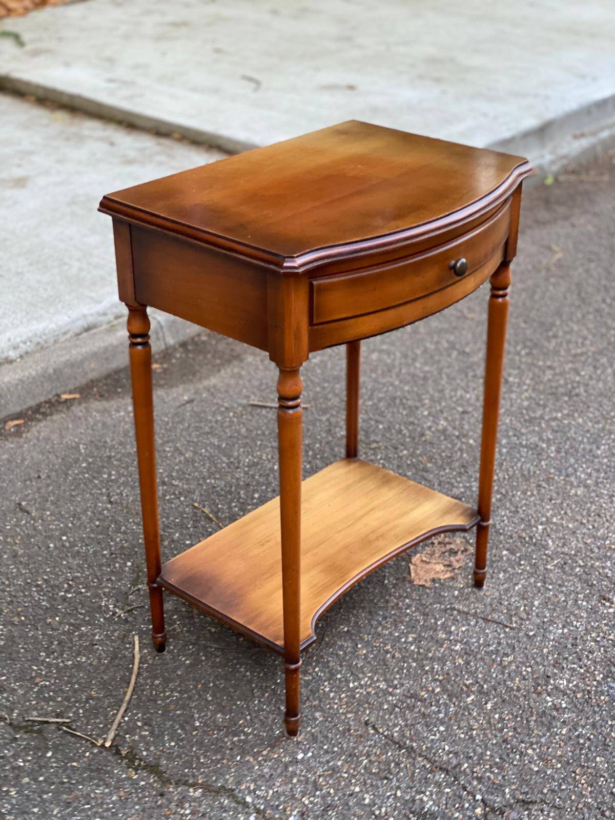 Chevet style Louis XVI en bois massif 1 tiroir, 20ème s.