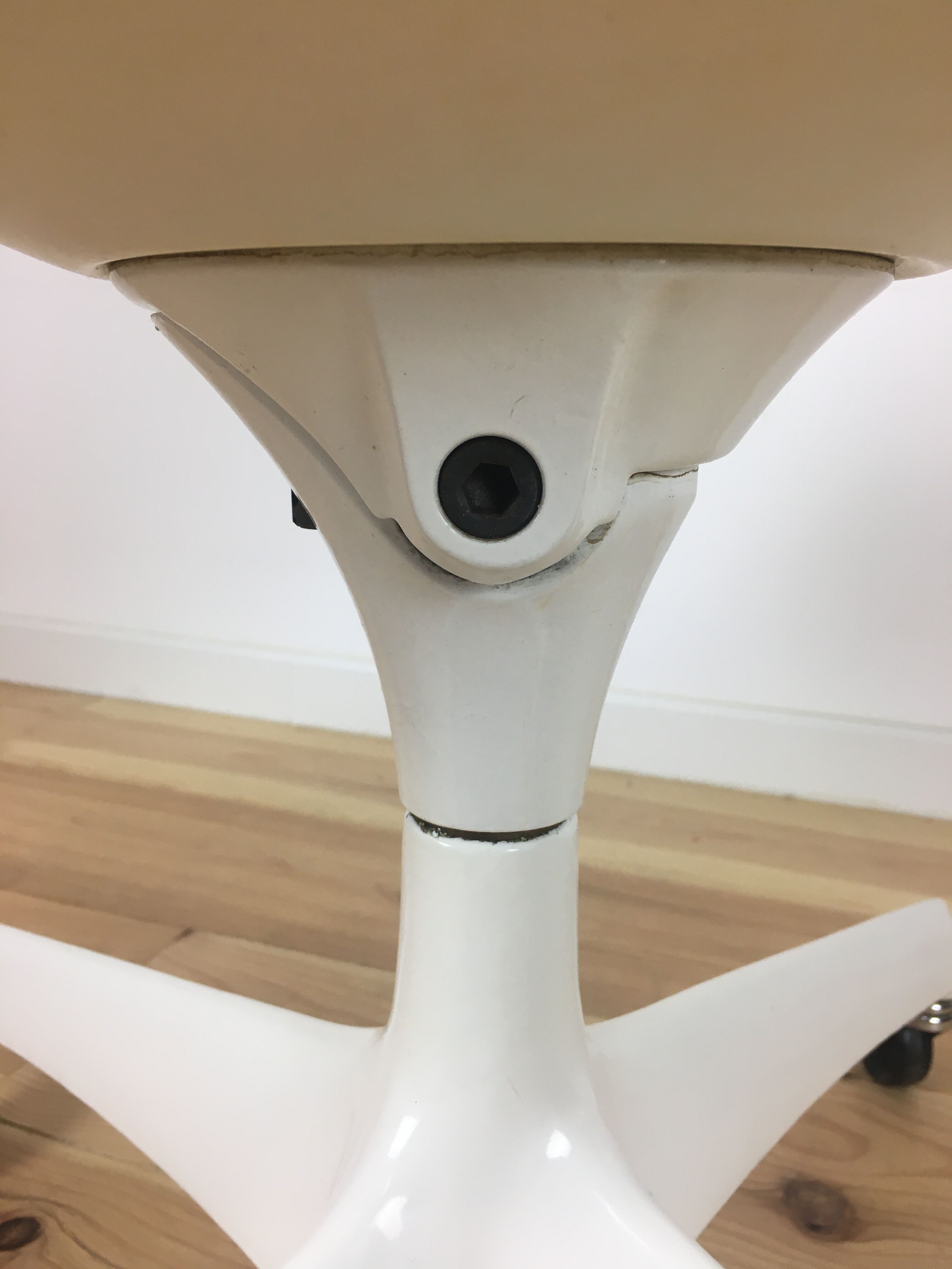 Tulip swivel chair on wheels by Eero Saarinen