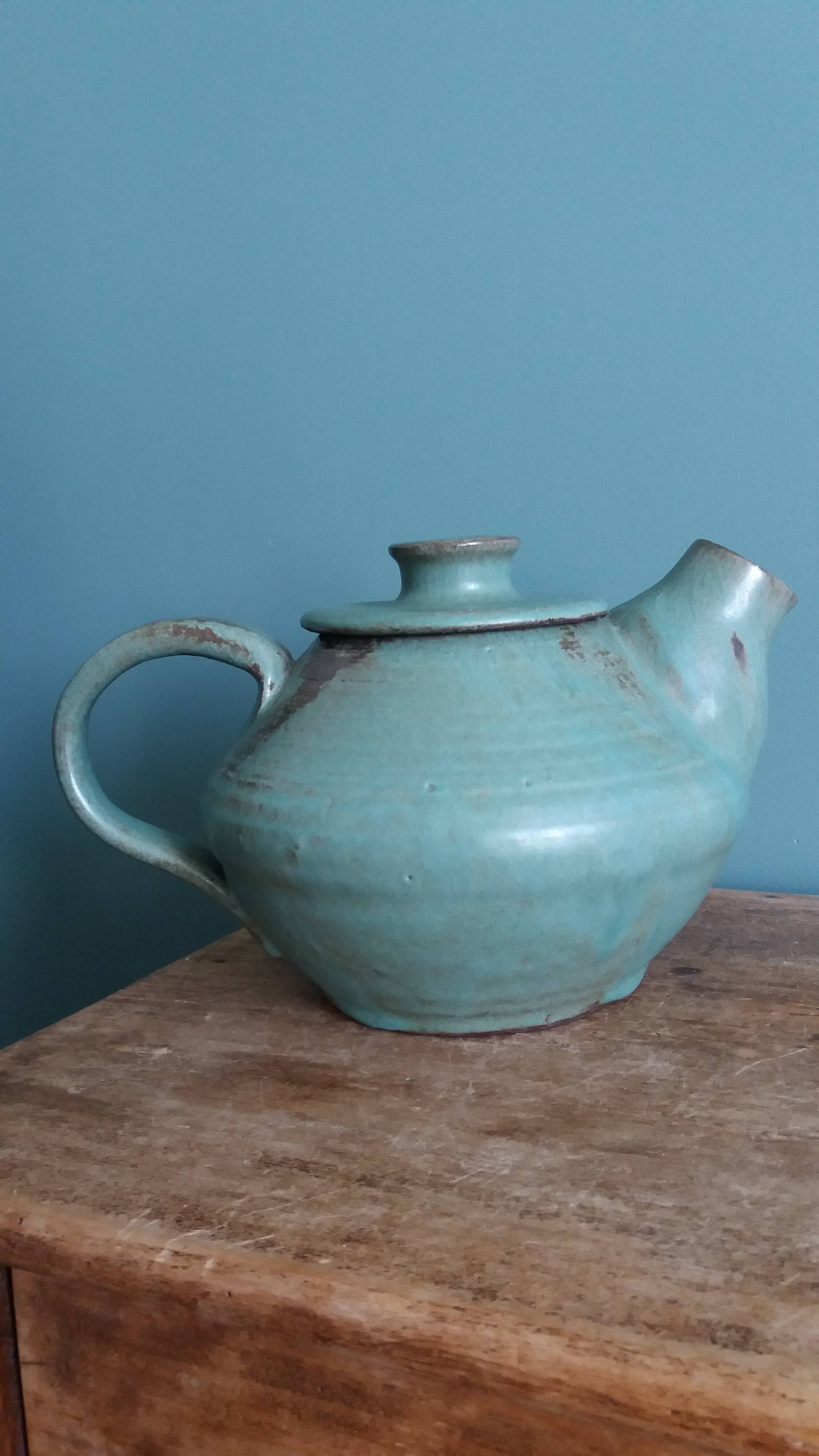 Théière artisanale en grès chamotté émaillé vert de gris signée